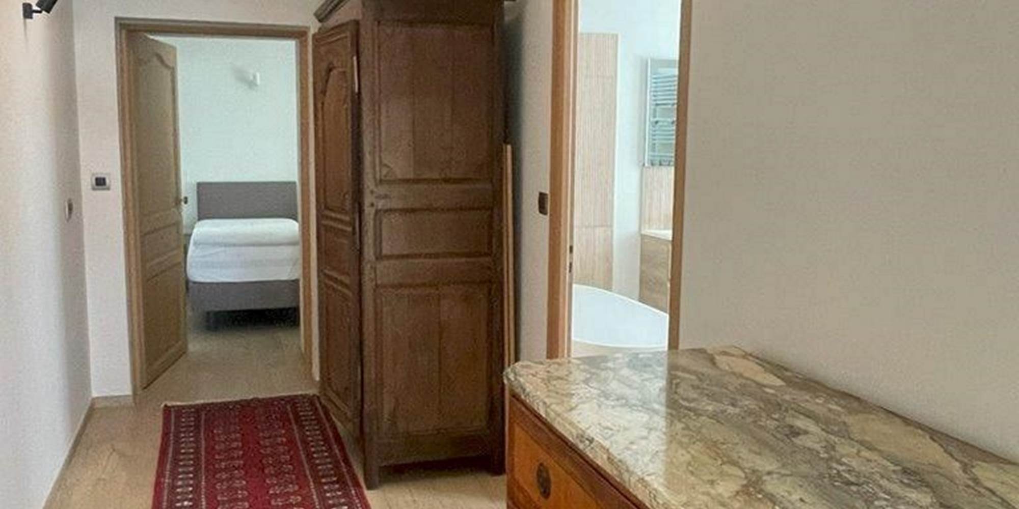 Chambre lit double, rez de chaussée, suite familiale, chambres luxe, salle de bain privative, baignoire, vue jardin, vignoble, chambres d'hôtes