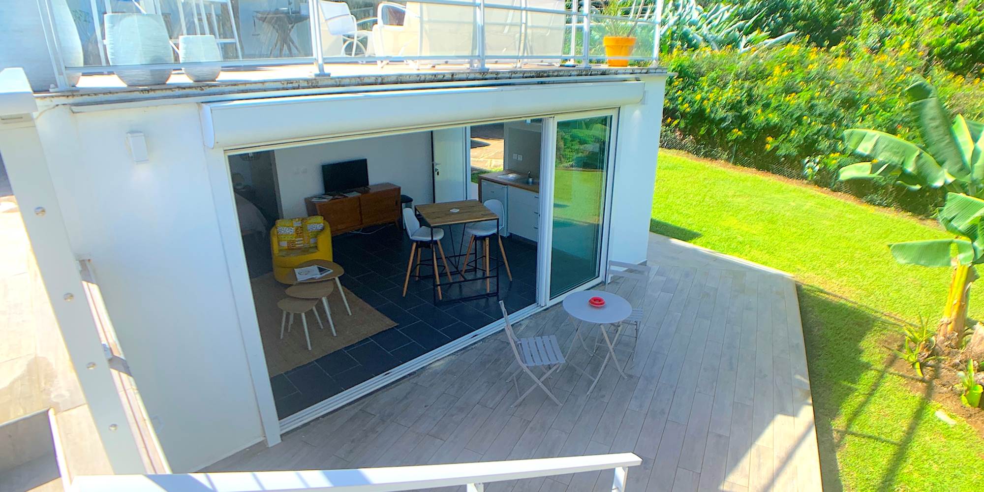 Vue de la terrasse depuis la piscine