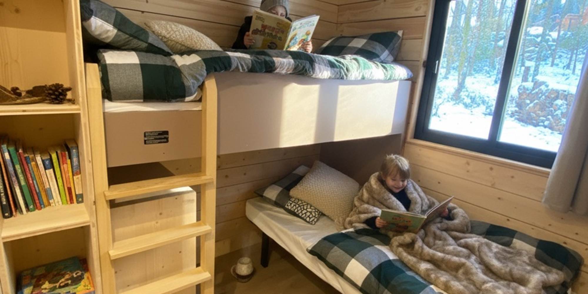 Chambre enfant avec un lit simple et un lit à étage