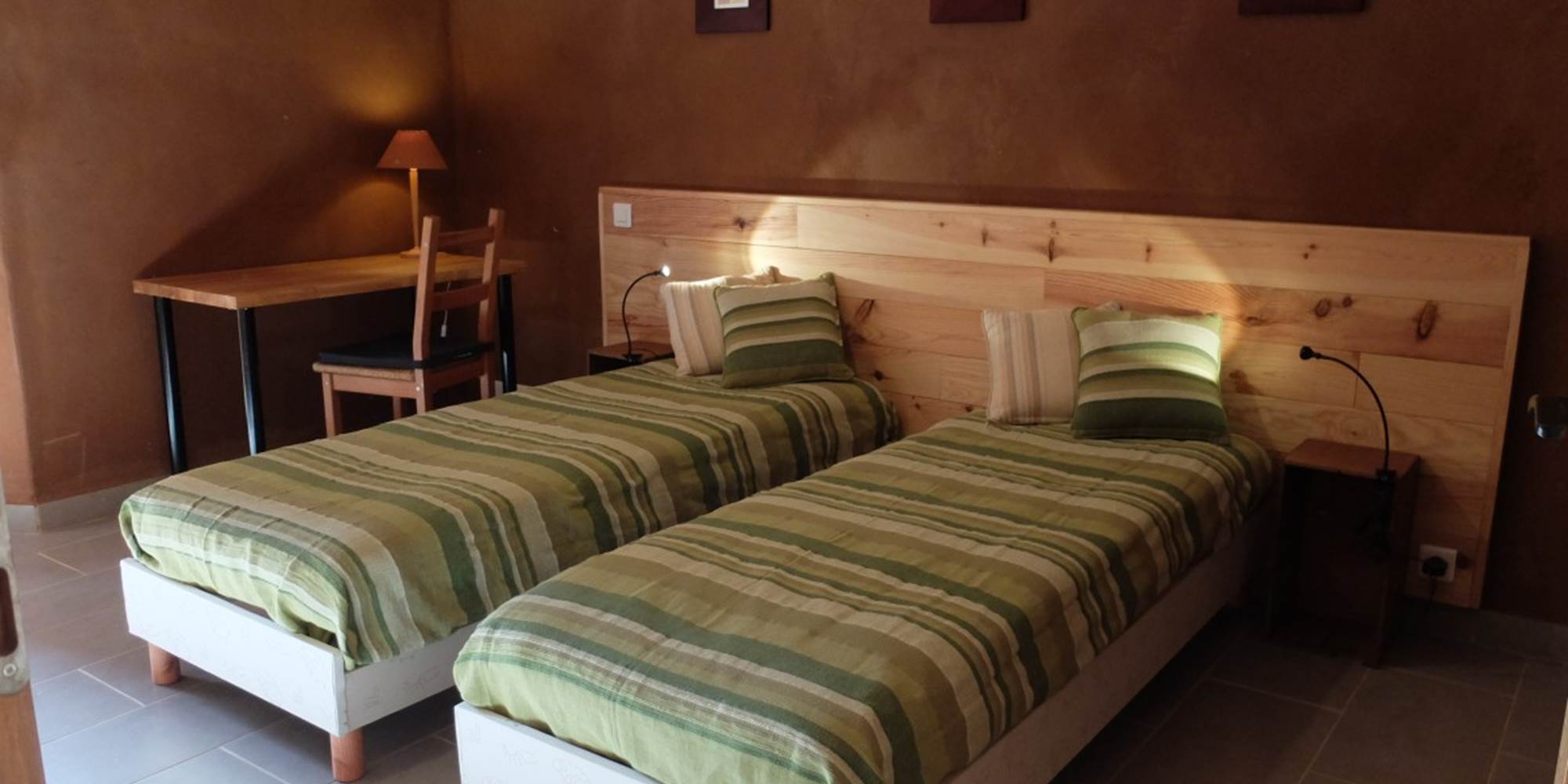La chambre nord de l'Ecogîte 1000 Pailles en configuration literie 2 x 80