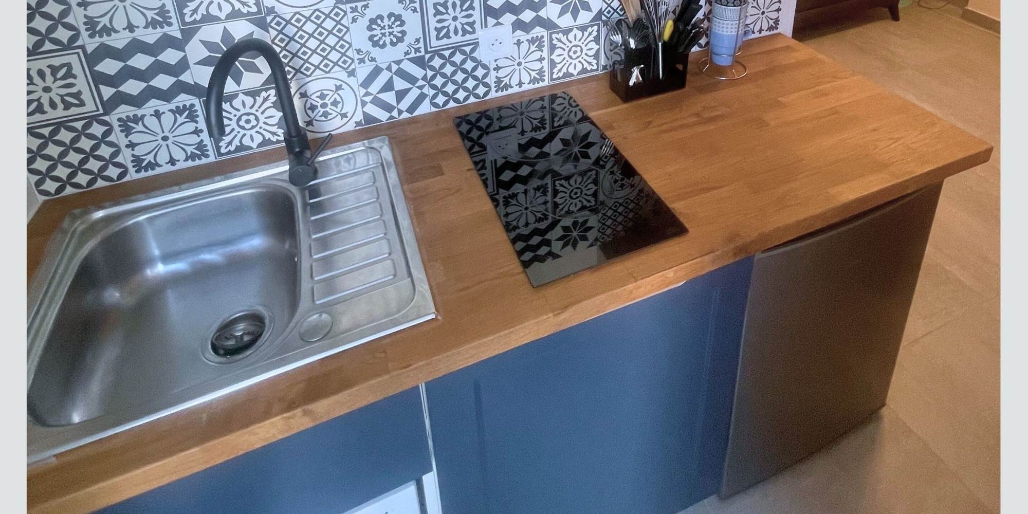 Cuisine du studio – Équipements modernes et ambiance cosy Plaque vitrocéramique, lave-vaisselle, rangements astucieux et décoration soignée pour un séjour sans contrainte au cœur de l’île de Ré.