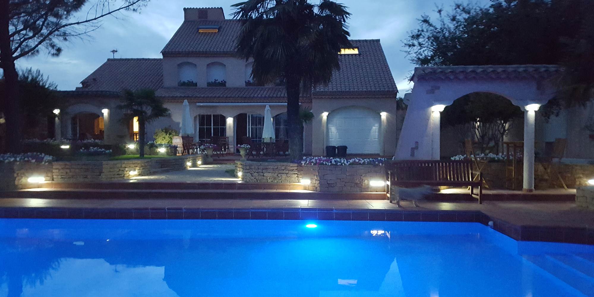 piscine vue de nuit