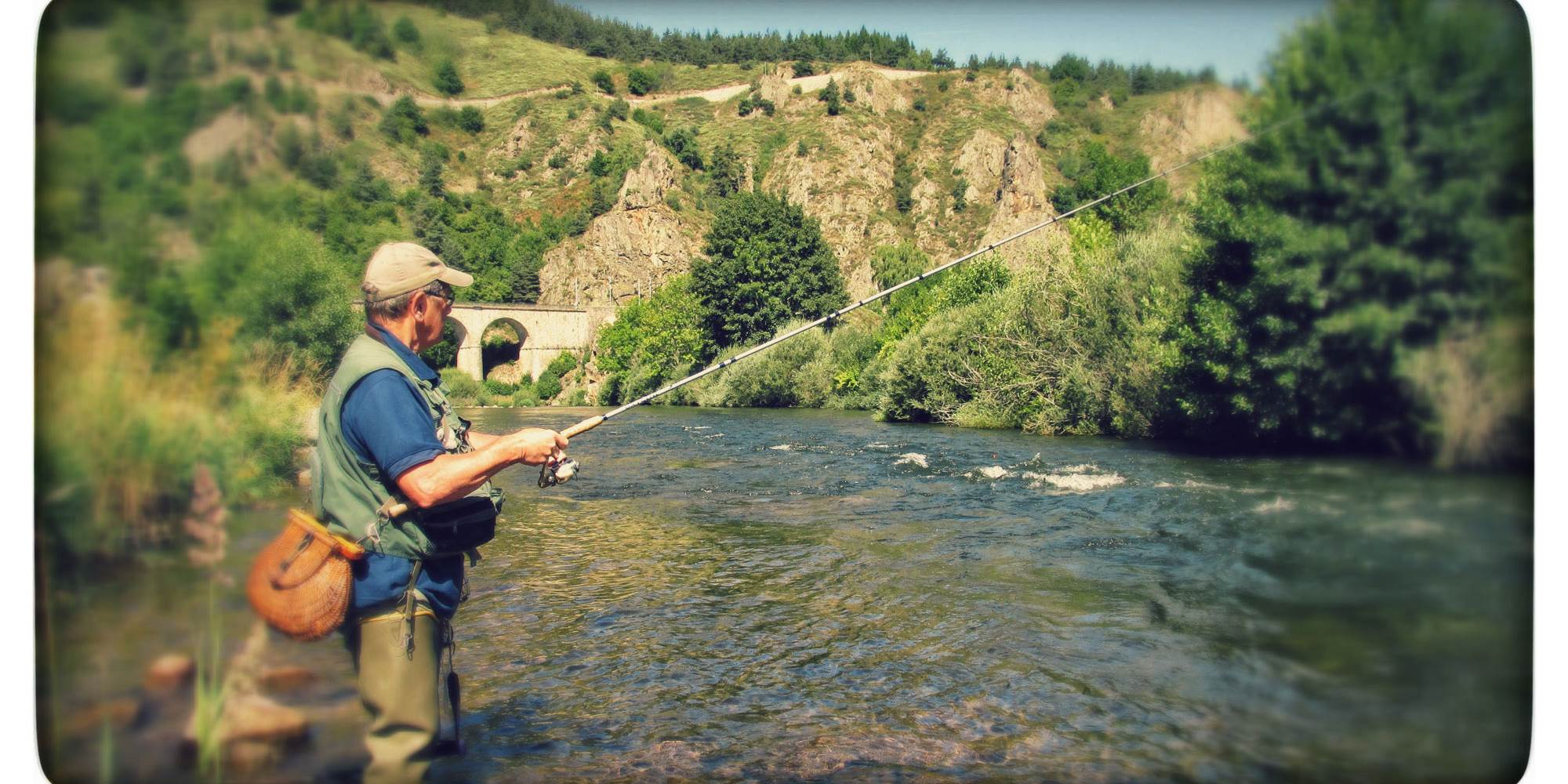 Pêche à la truite sur l'Allier au bord du camping