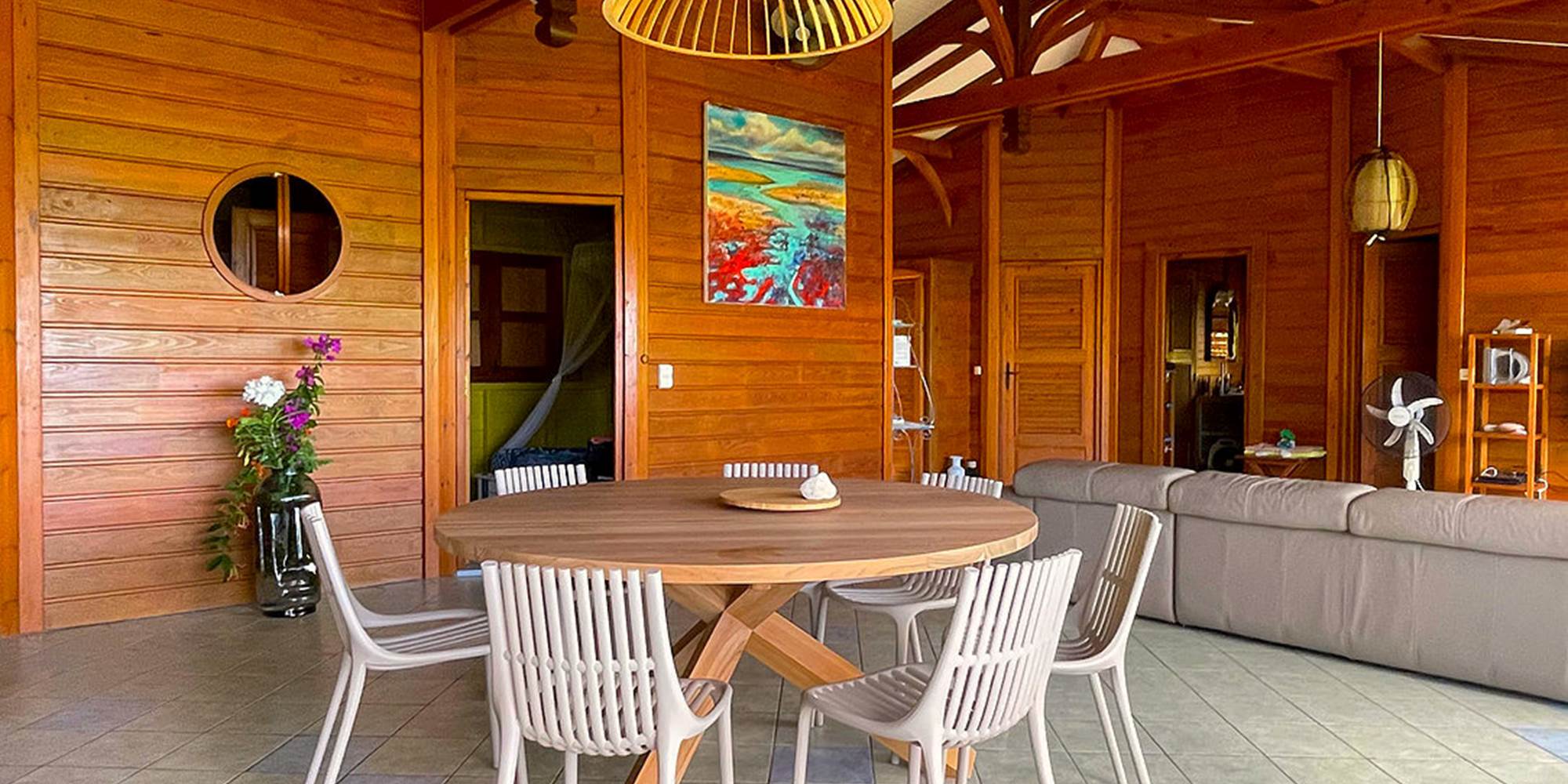 Vue du séjour depuis la cuisine