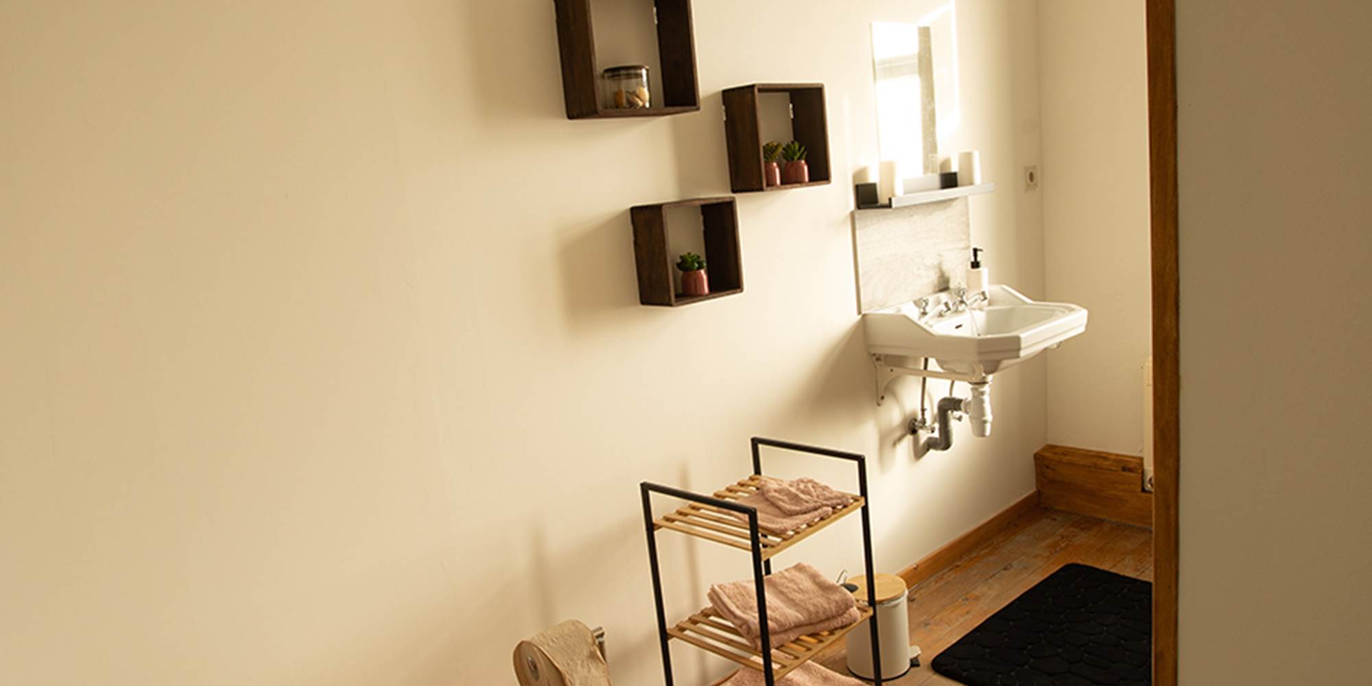 Vue de la salle de bain qui va avec la chambre la Rosière