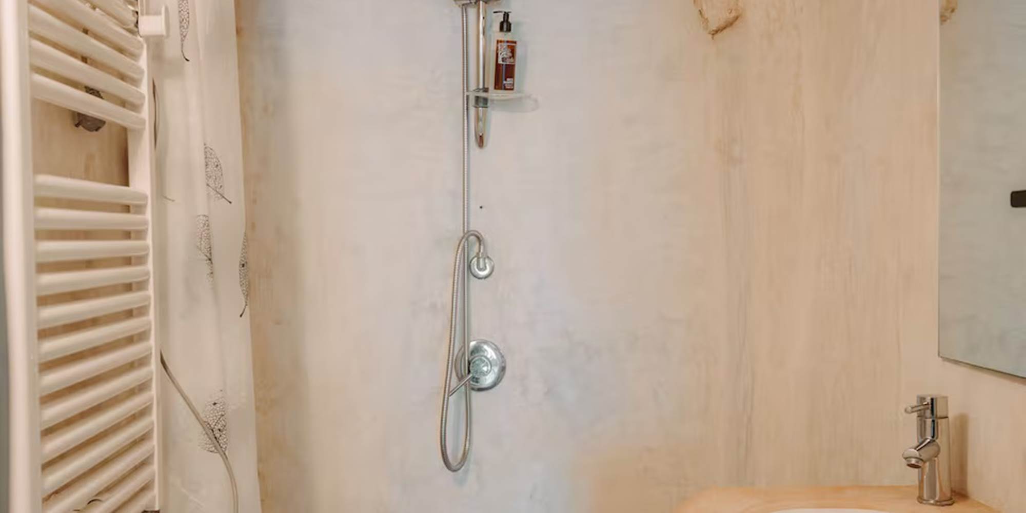 Salle de douche, wc, bidet, gel douche, séche cheveux