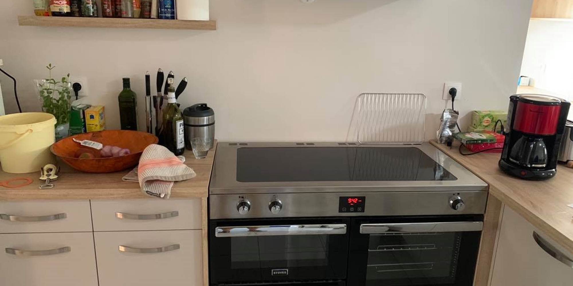 Cuisine équipée d’un piano induction 5 foyers et 3 fours, idéale pour les grandes tablées dans notre gîte de groupe du Pas-de-Calais.