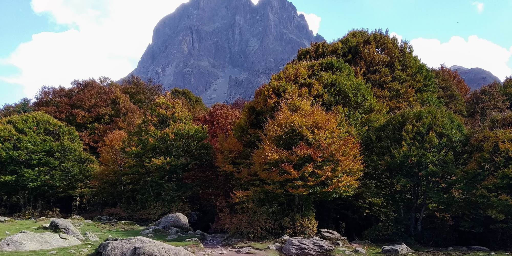 Pic du Midi d'Ossau : vue depuis les lacs d'Ayous.