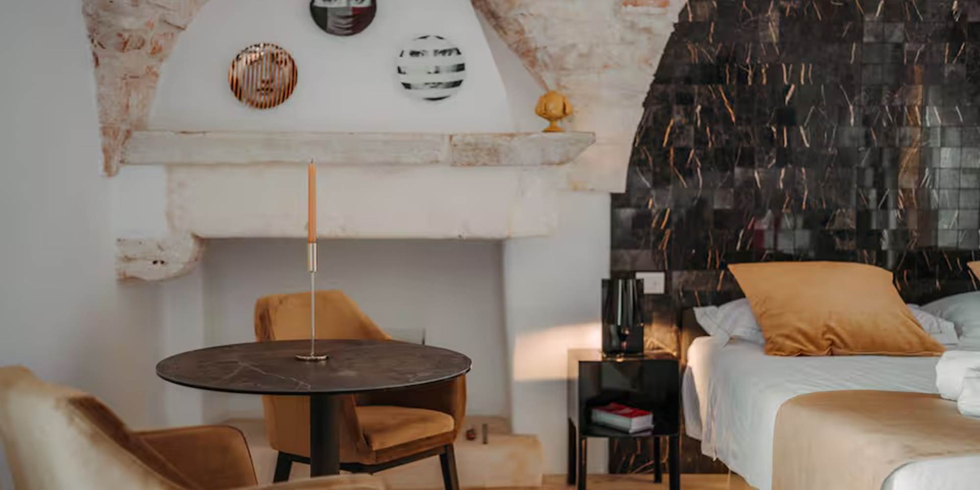 Chambre, coin feu, table et fauteuils