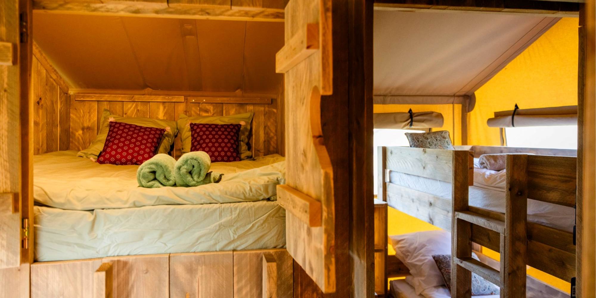 vue sur lit cabane et chambre lits superposés éco-lodges sunshine et sunset