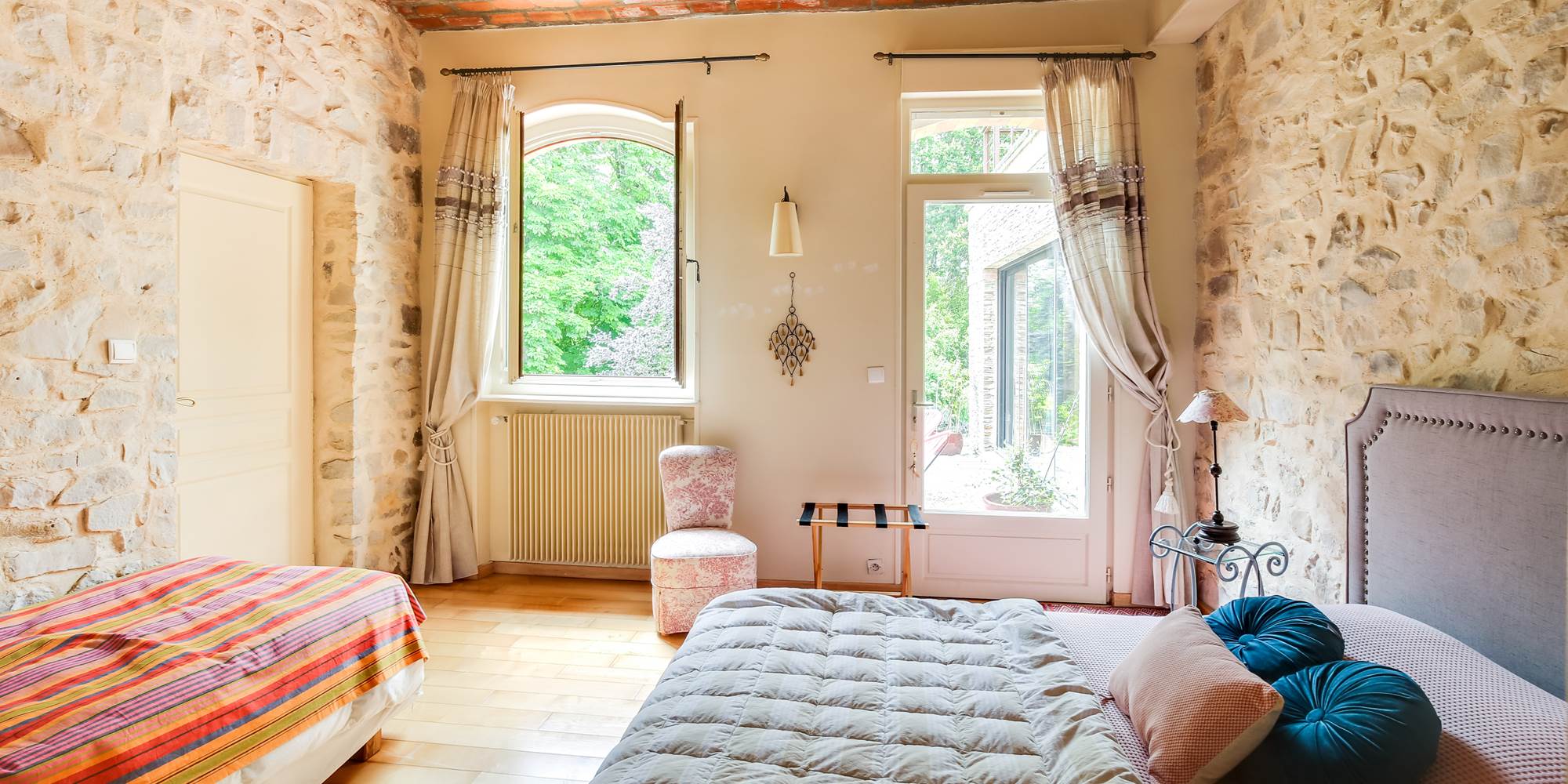Chambre mur en pierres