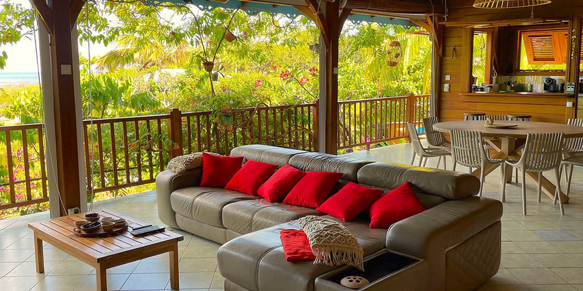 Grand séjour ouvert sur le jardin et la mer