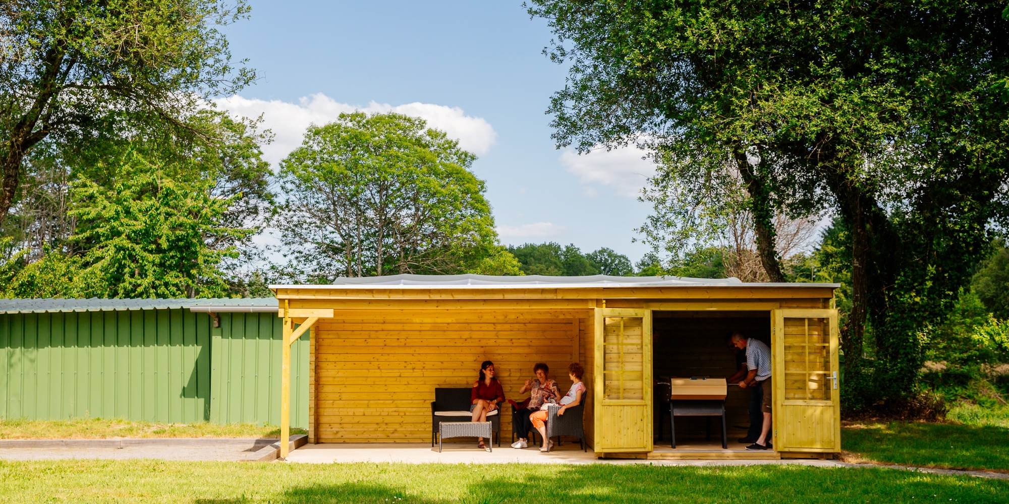 AIRE DE JEUX - PETANQUE/BABYFOOT/BALANCOIRE