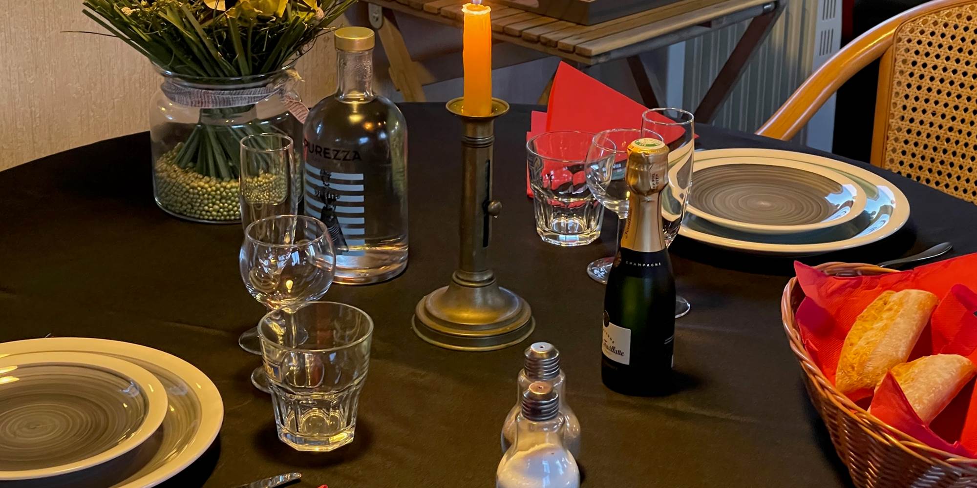 Table romantique dressée en cas de repas à bord