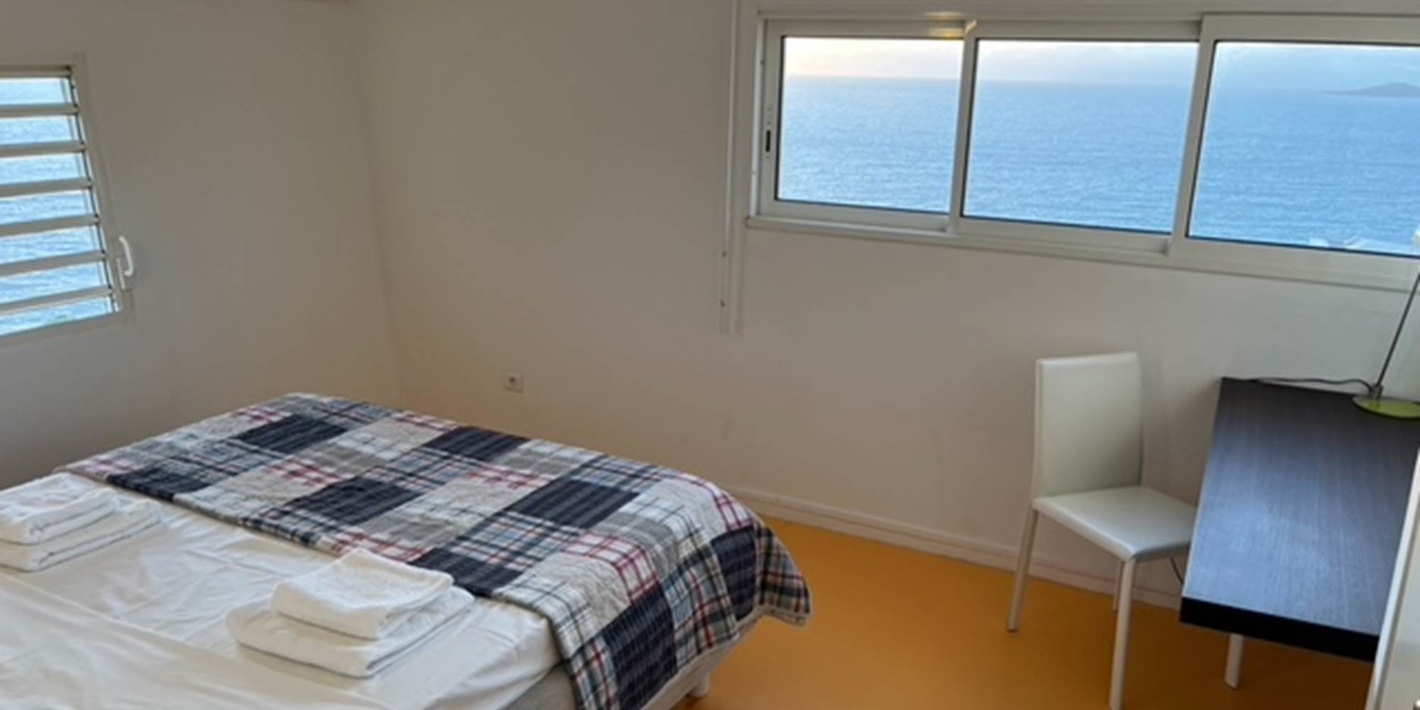 Seconde chambre à l'étage avec lit 160 x 200 et vue mer