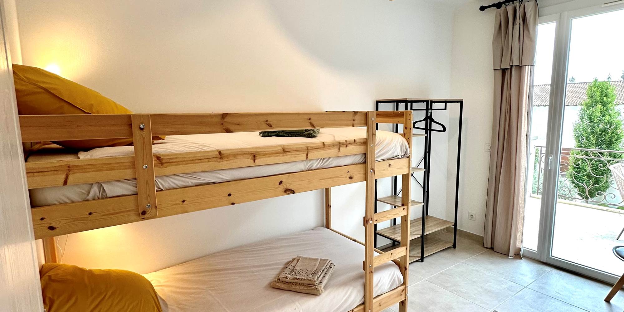 vue chambre 4, marché provencal, location airbnb, location booking, loc 10 personnes