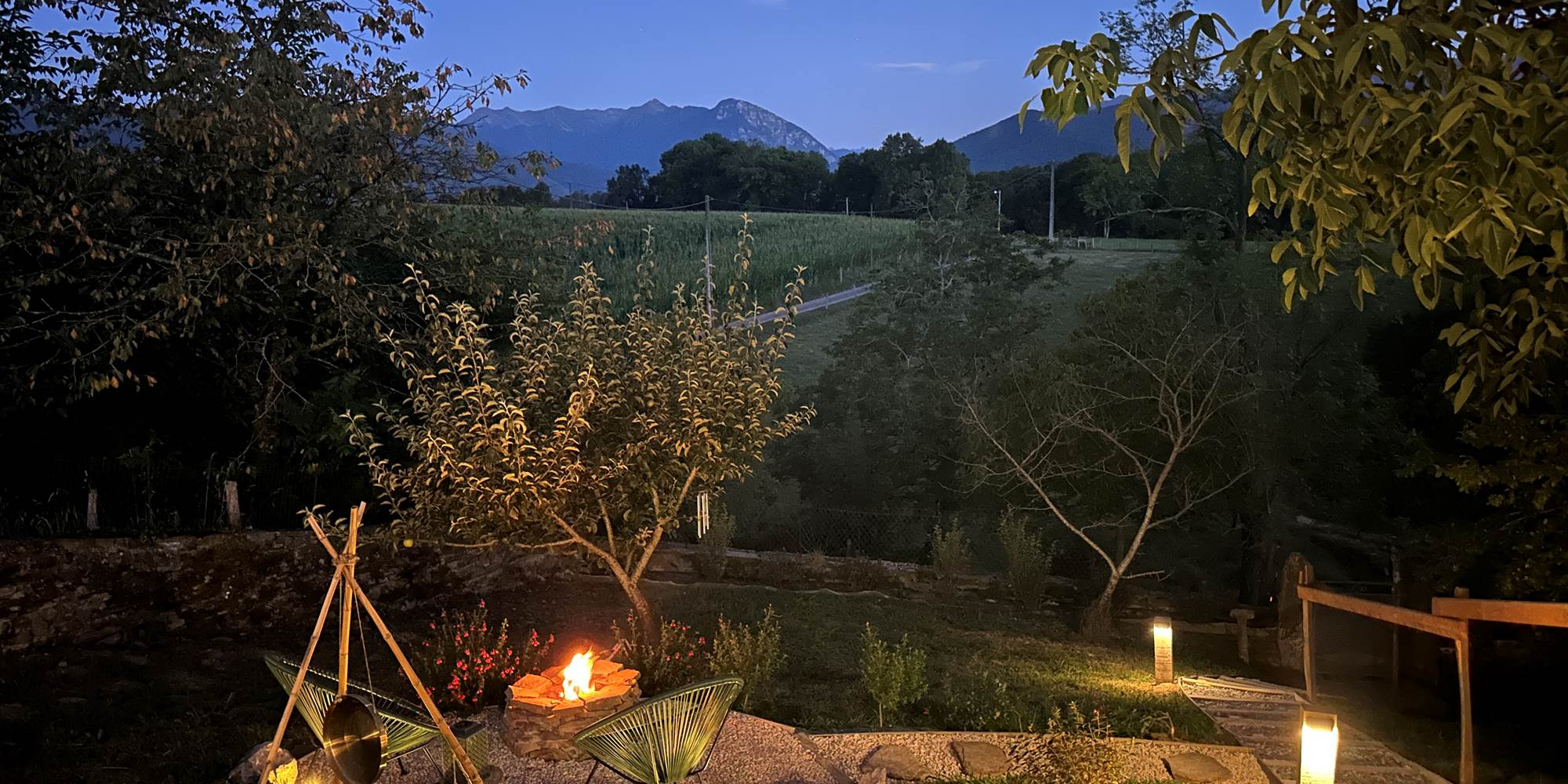 Vue sur les montagnes et la lune depuis le brasero
