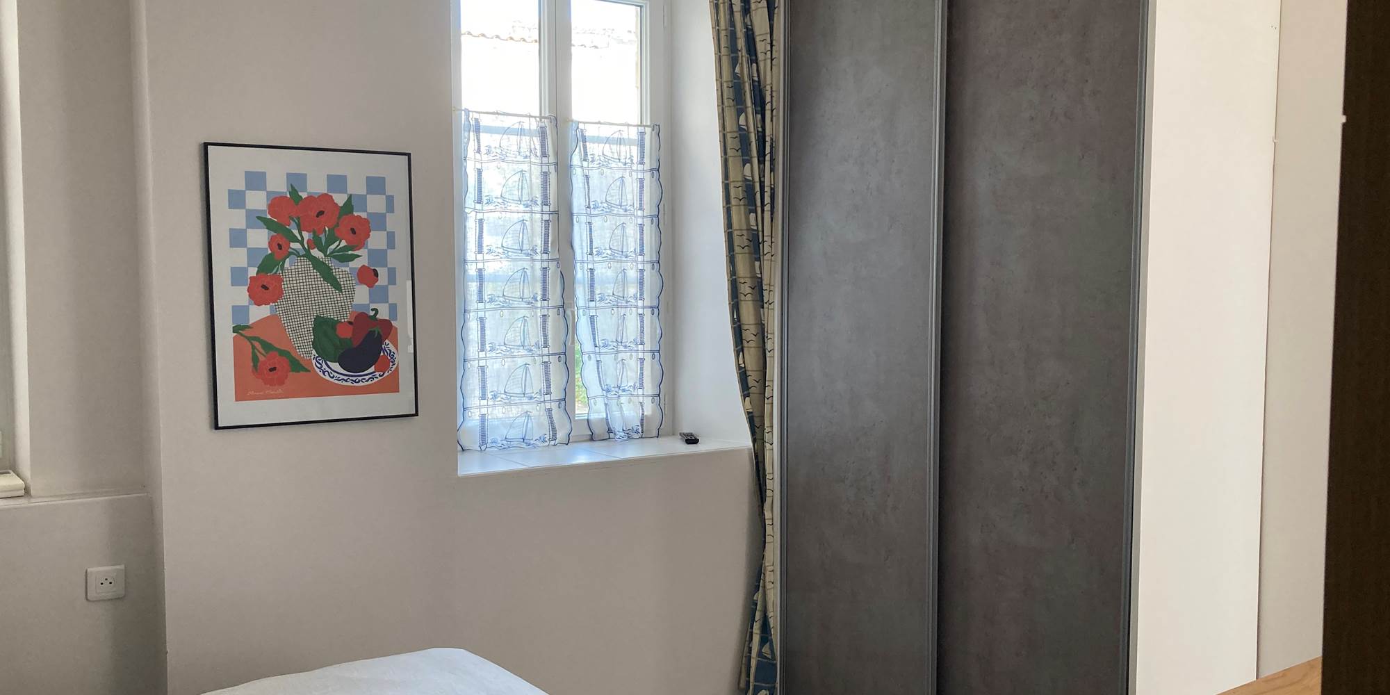 Studio rue du Marché – charme et fonctionnalité au cœur du village Lit escamotable, salle d’eau contemporaine, cuisine équipée et accès au jardin commun : tout est prévu pour un séjour détente à La Flotte.