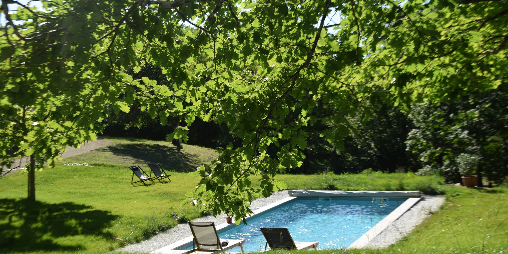 Détente au bord de la piscine cristalline près de Cahors