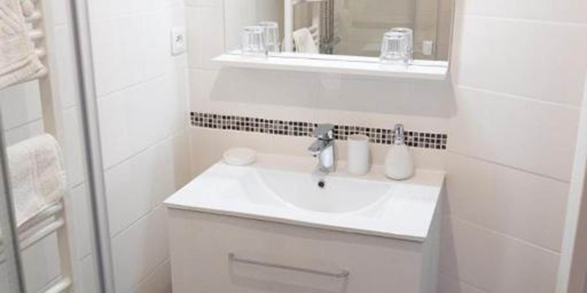 Gîte 1 - Maison 1 Chambre 1 Salon (1 à 4 personnes) : Salle d'eau avec douche spacieuse 120cm.