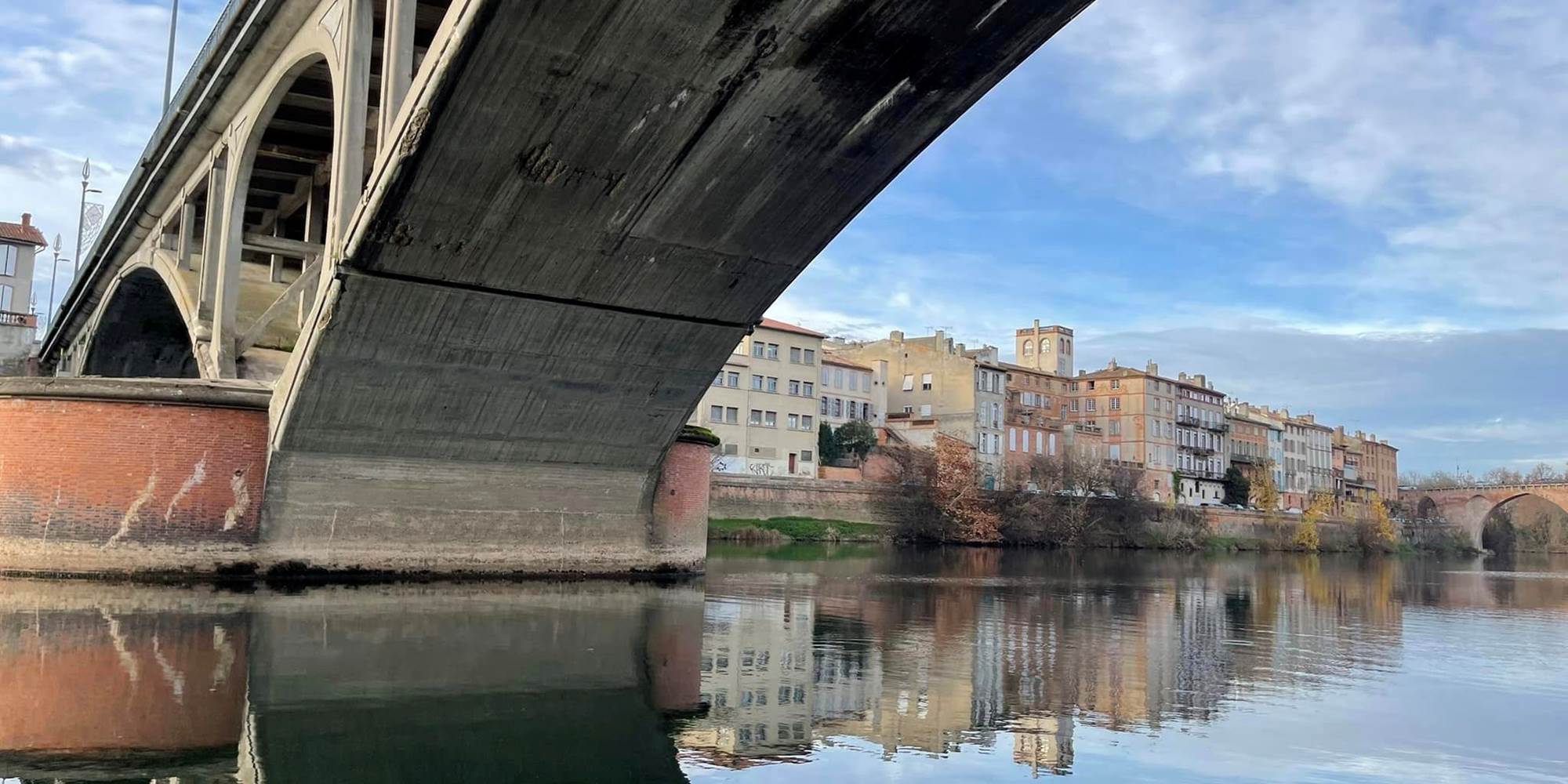 Sous l'arche rive gauche du Pont Neuf, se dévoile la façade de Villebourbon