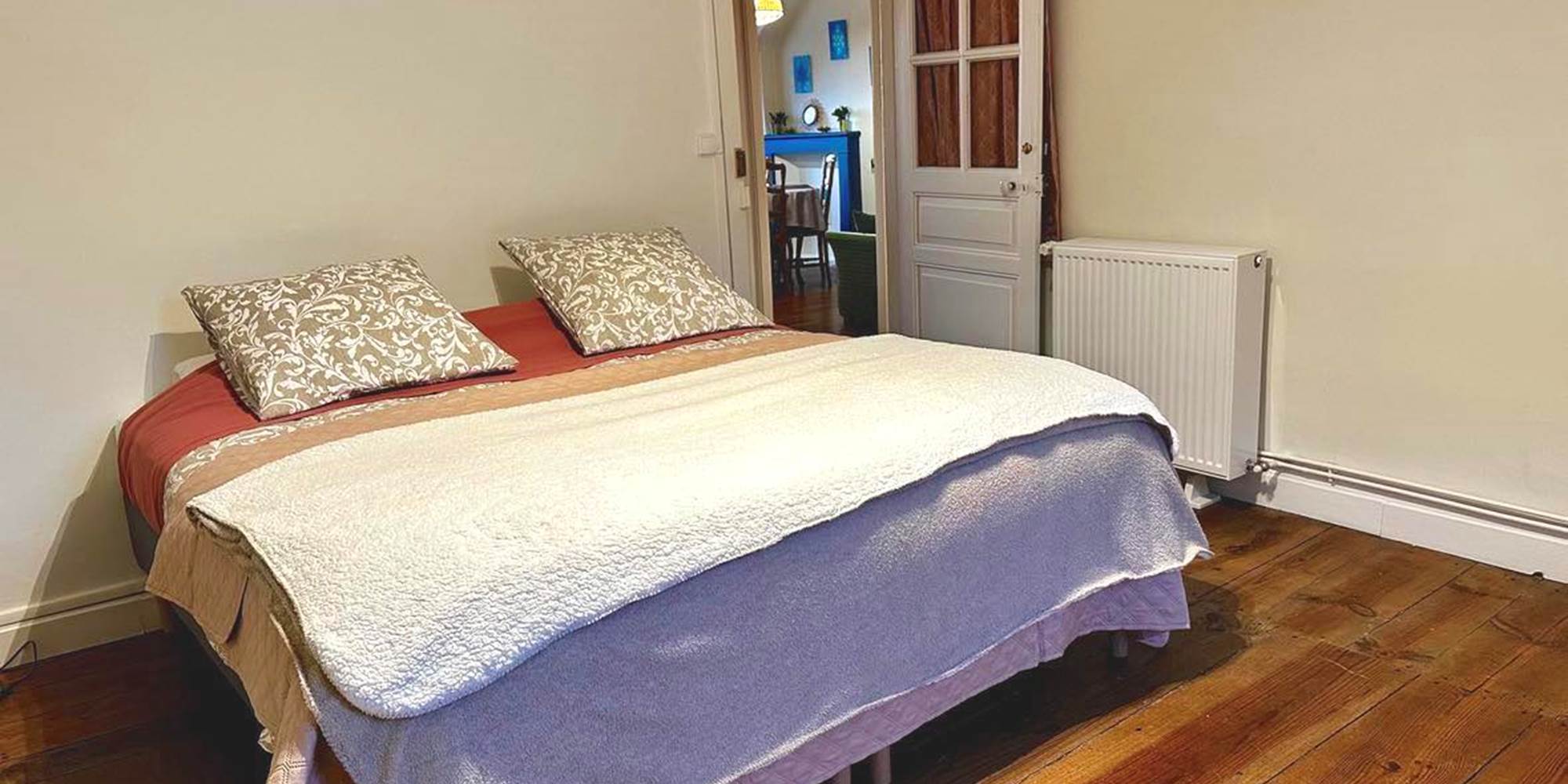 Chambre familiale Lit King-size 180x200 cm et Lit 90x200 cm. Vue sur les Montagnes et la Vallée des Cascades plein Ouest.