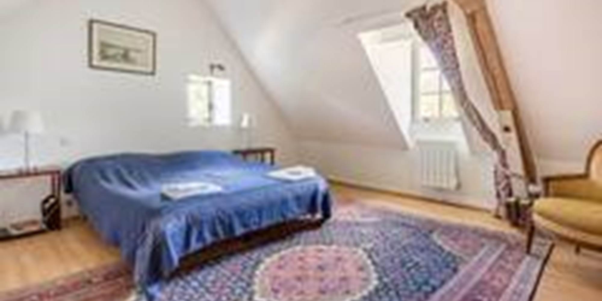 Grande chambre avec un grand lit