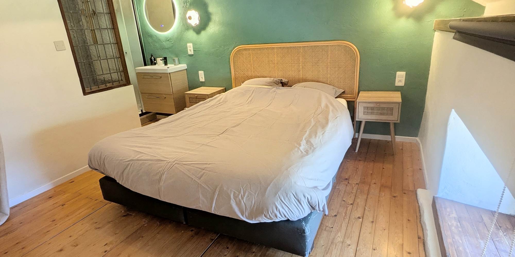 alt="Chambre cosy avec lit queen size et salle de douche privative dans le gîte familial en Belgique"