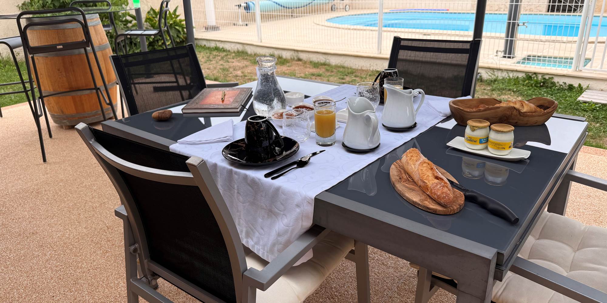 petit-dejeuner-confitures-maison-jus-oranges-pressées_beurre-salé-doux_pain_croustillant_yaourth_croissants-chaud-local-mas-des-anges_jardin-soussans-margaux_couple-fami
