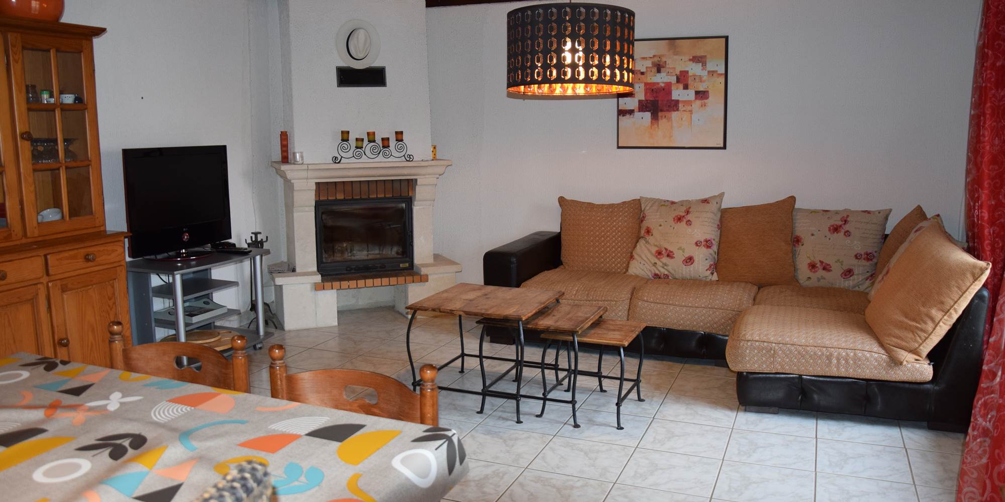 LA-SENTE-DES-VIGNES-LE-GITE-Salon-TV