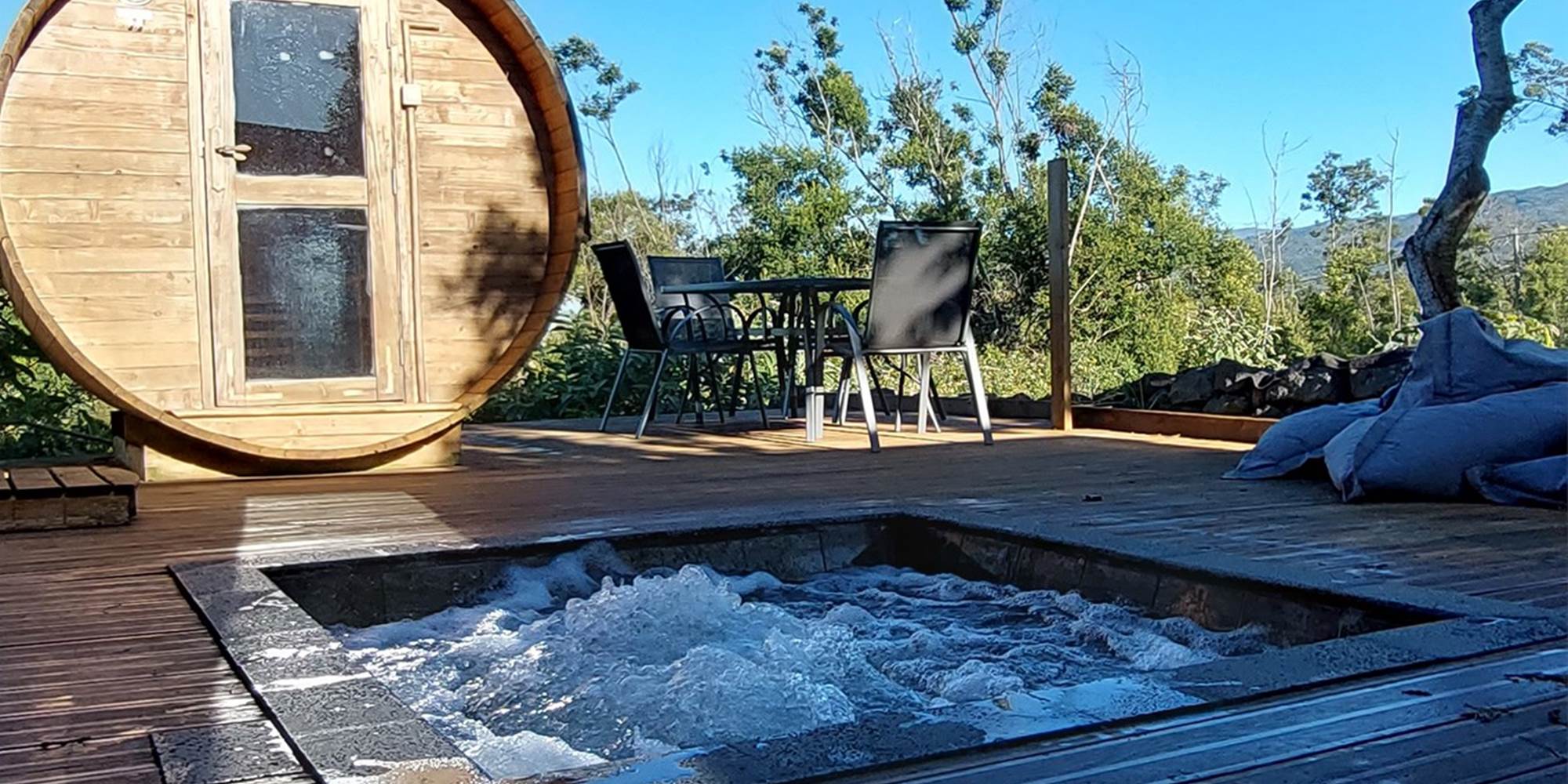 Tonneau sauna en cryptomeria et jacuzzi en pierre