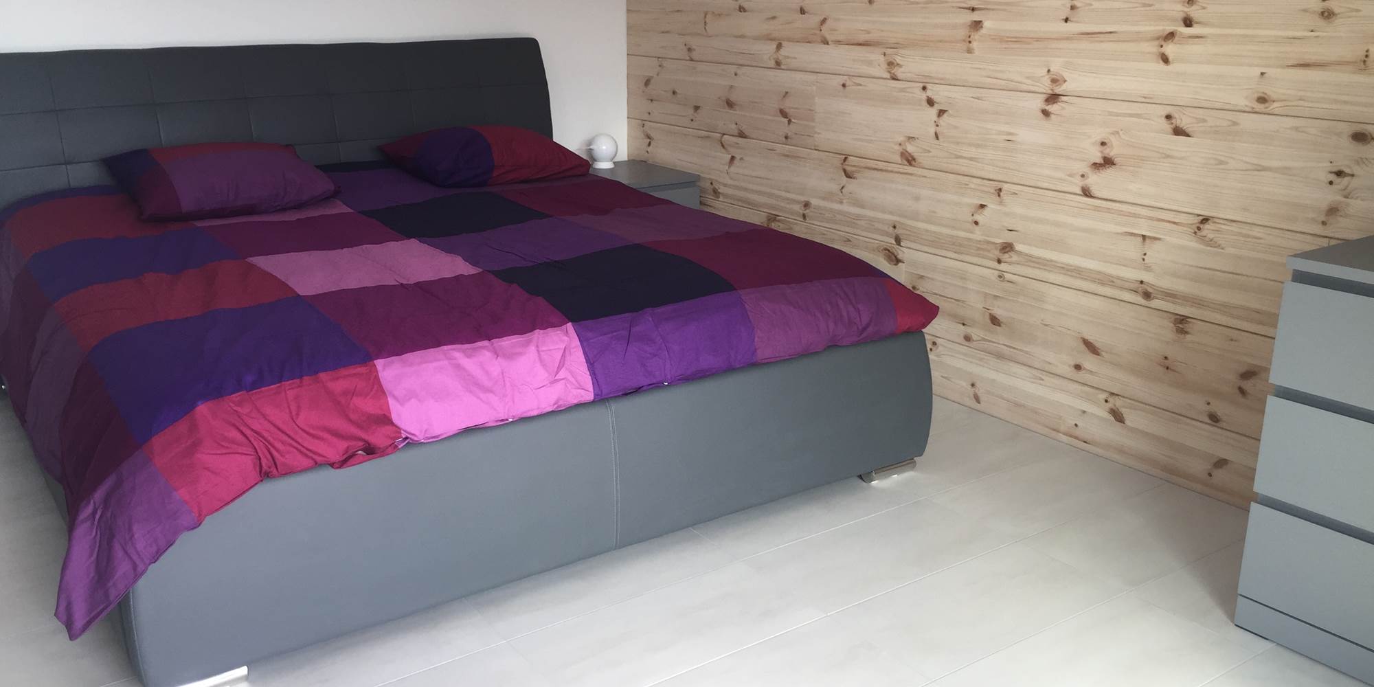 lit-king-size-studio-gruyere-sejour-cocooning-montagne-suisse-romantique