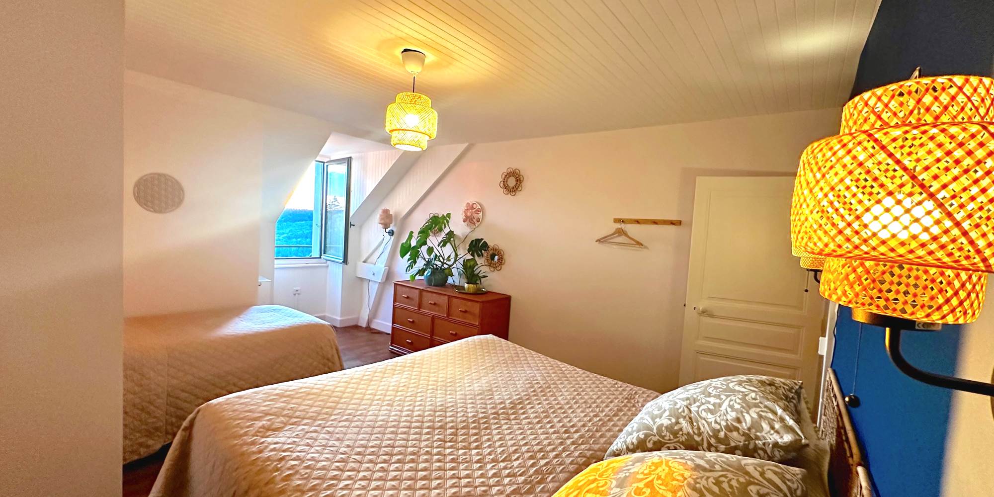 Gîte-Appartement : Chambres familiales avec Lit King-size 180x200 cm et Lit supplémentaire 90x200 cm. Vue sur les Montagnes et la Vallée des Cascades plein Ouest.