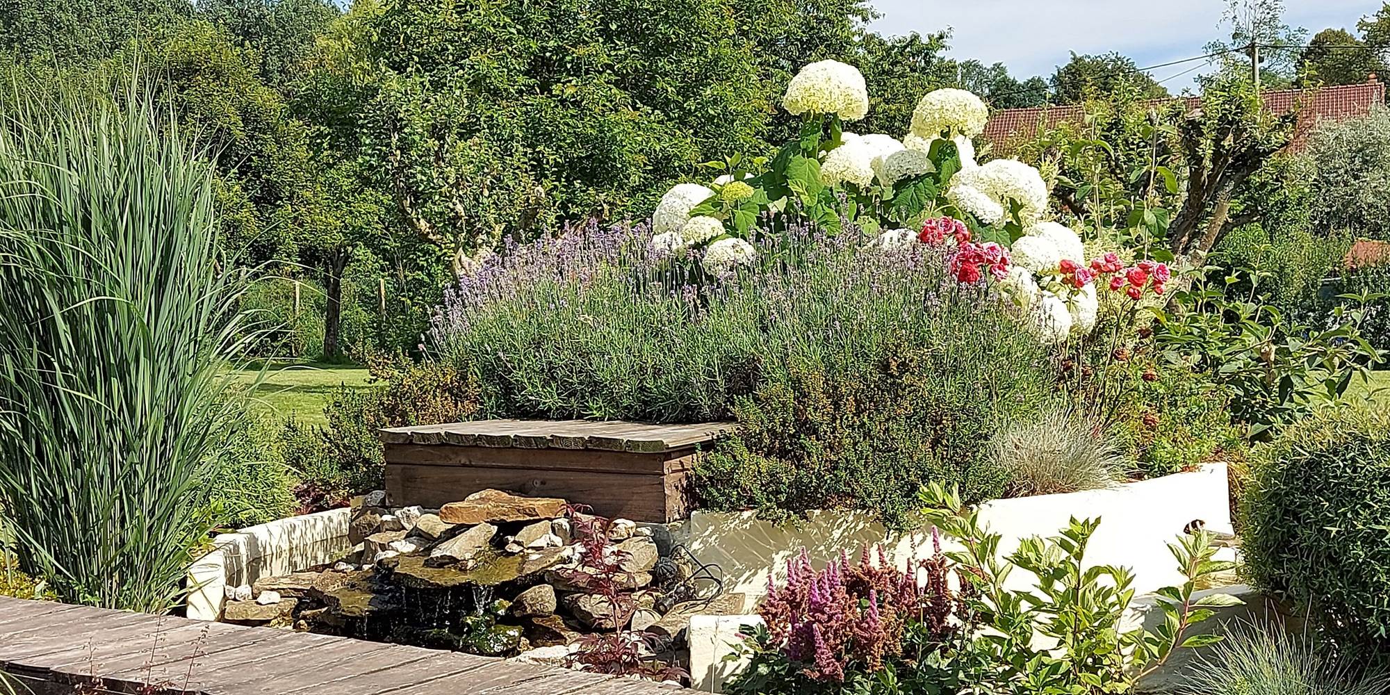 Printemps en famille dans un gîte de charme : détente, nature et moments partagés dans le jardin du Moulin de la Planquette.
