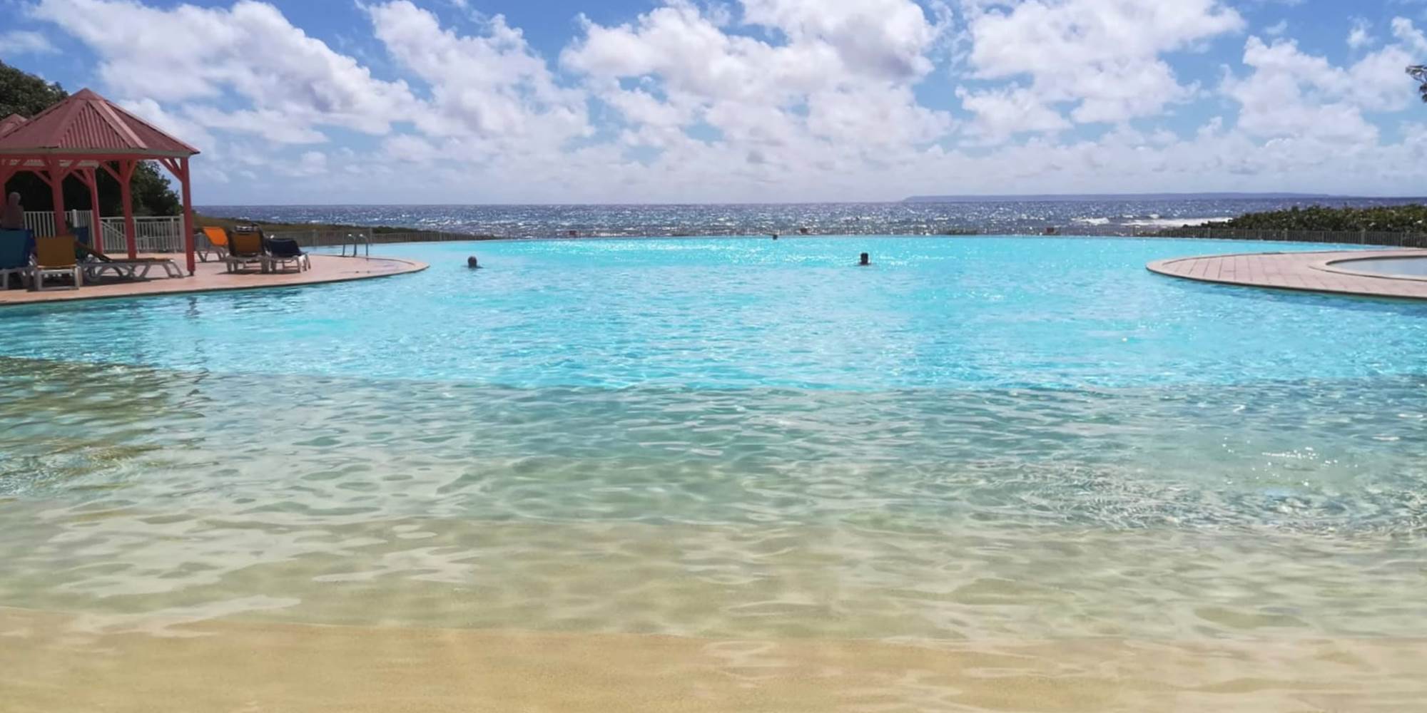 Piscine à débordement vue mer