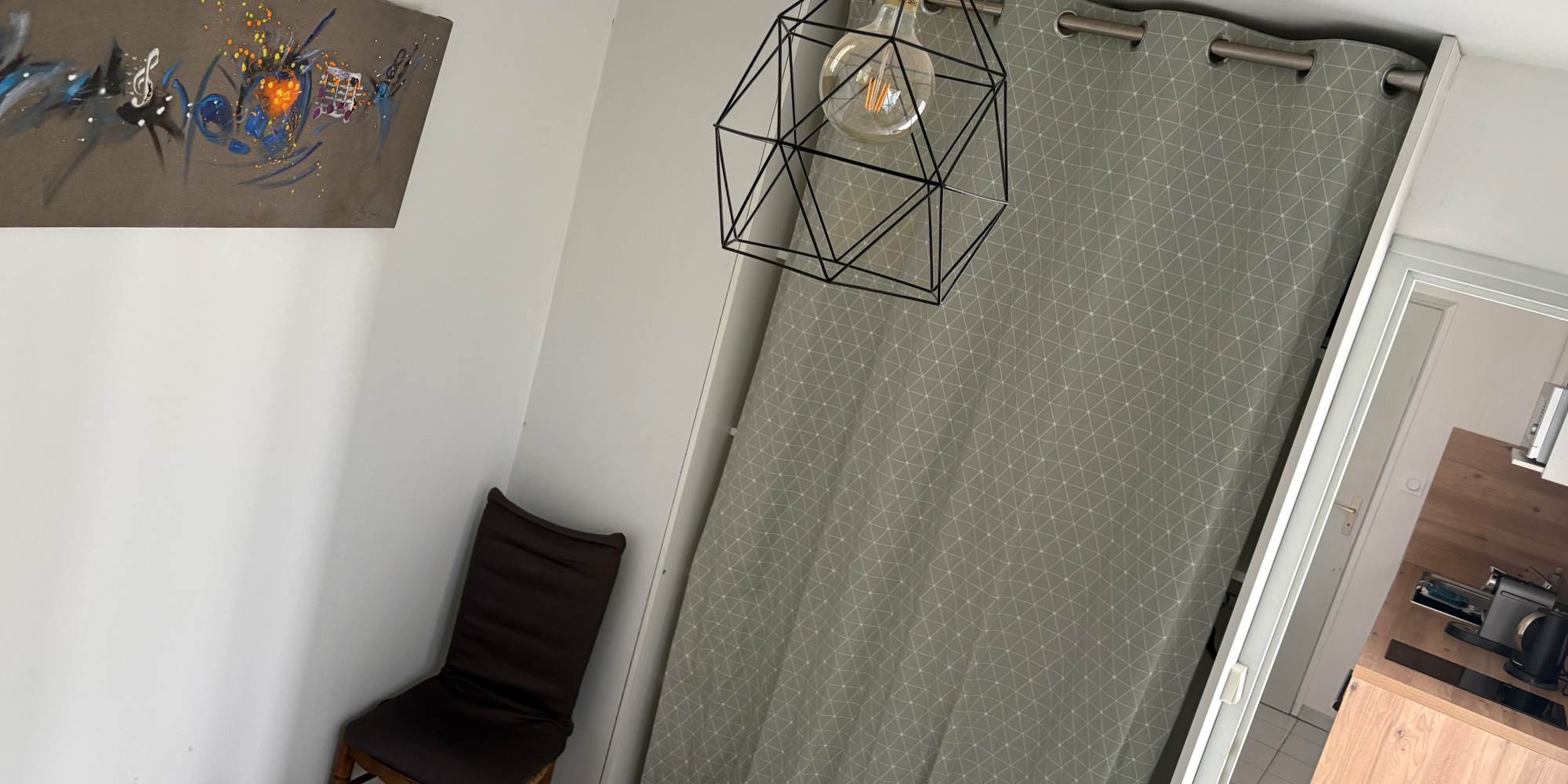 Maison Réthaise 2 – Chambre calme au style épuré Un cadre serein et lumineux, pensé pour le confort et la simplicité, dans une maison pleine de charme au centre de La Flotte.