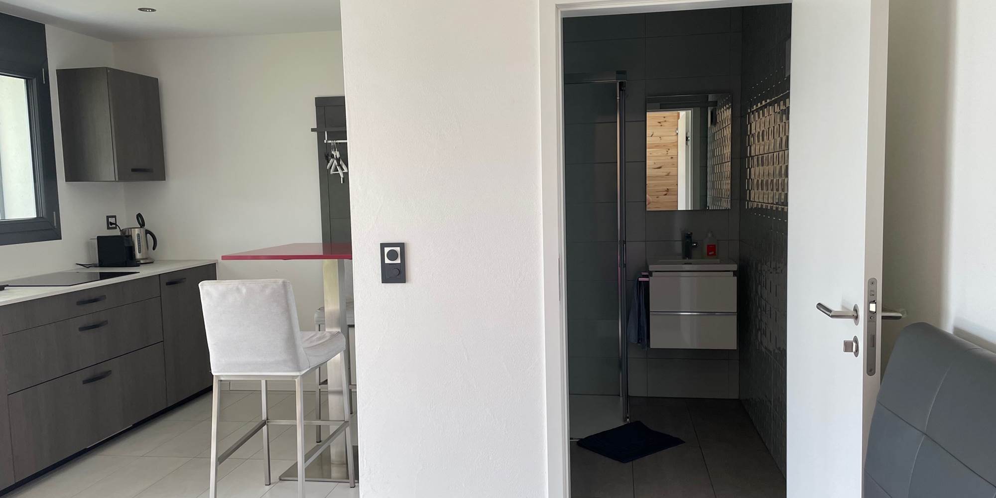 studio-vacances-gruyere-cuisine-equipee-coin-repas-couple-weekend-romantique-suisse