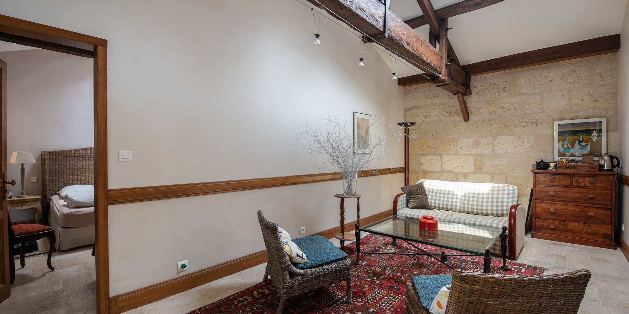Chambre lit double, rez de chaussée, salle de bain privative, vue jardin et rivière, vignoble, chambres d'hôtes