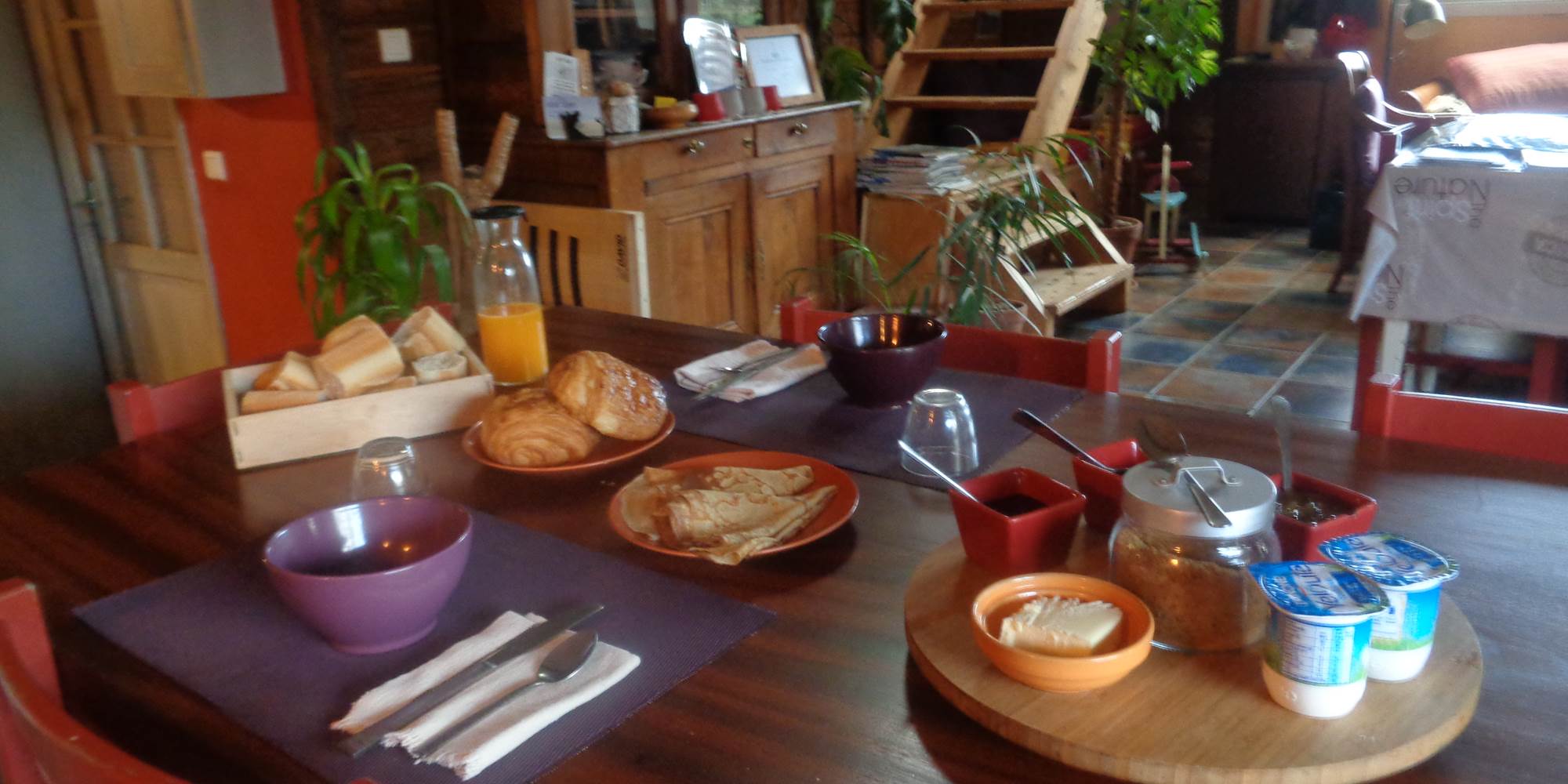 les chambres d'hôtes de kerael les petit dejeuner dans le salon, salle à manger (2)