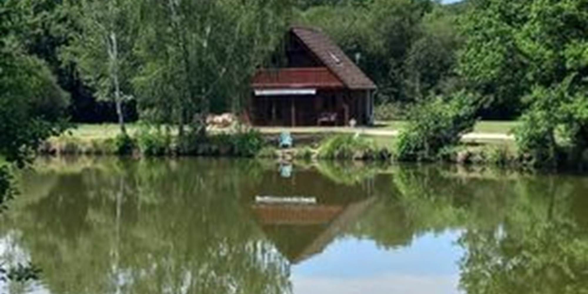 Le chalet reflétant sur l'étang