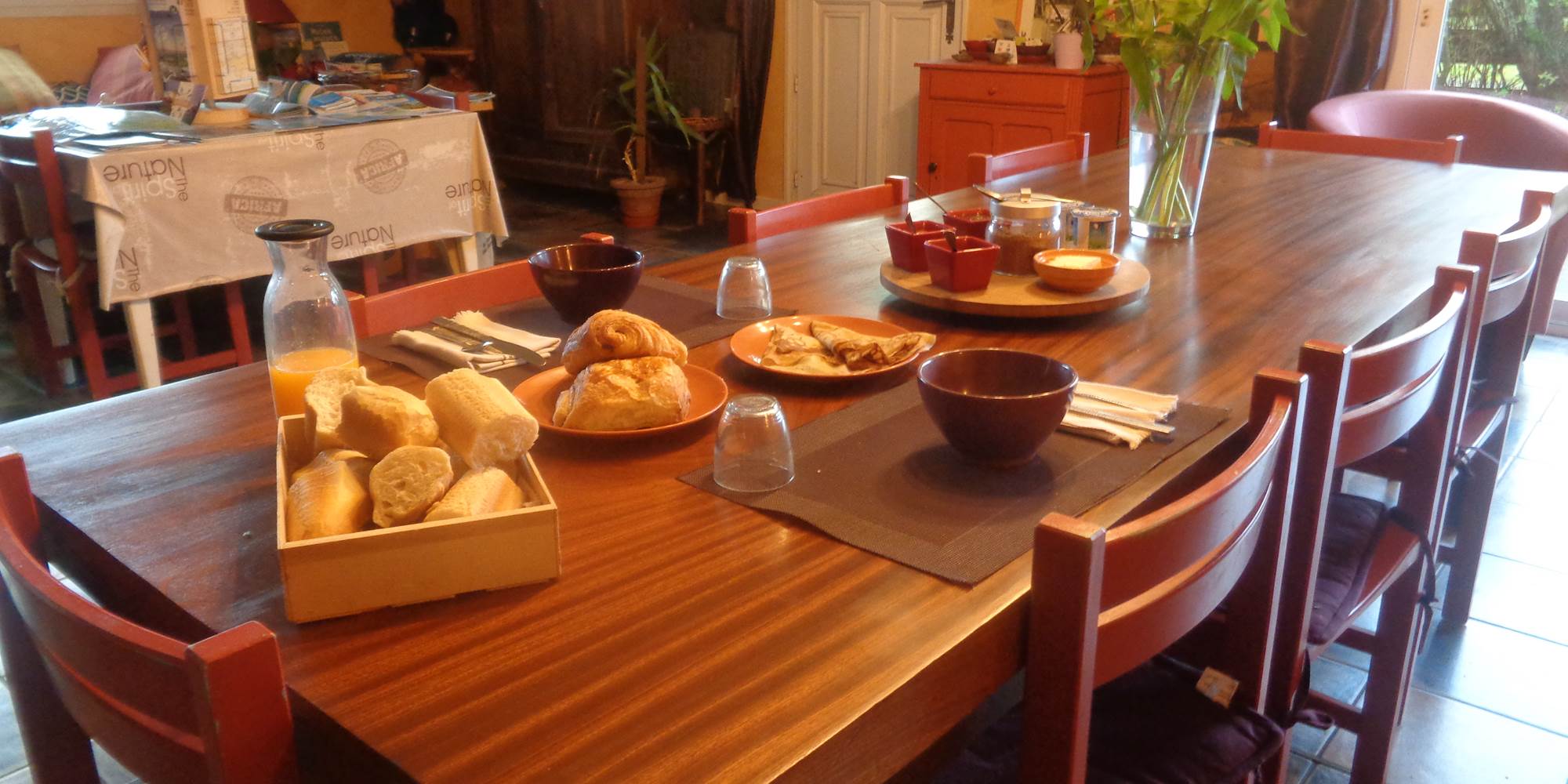 les chambres d'hôtes de kerael les petit dejeuner dans le salon, salle à manger (1)