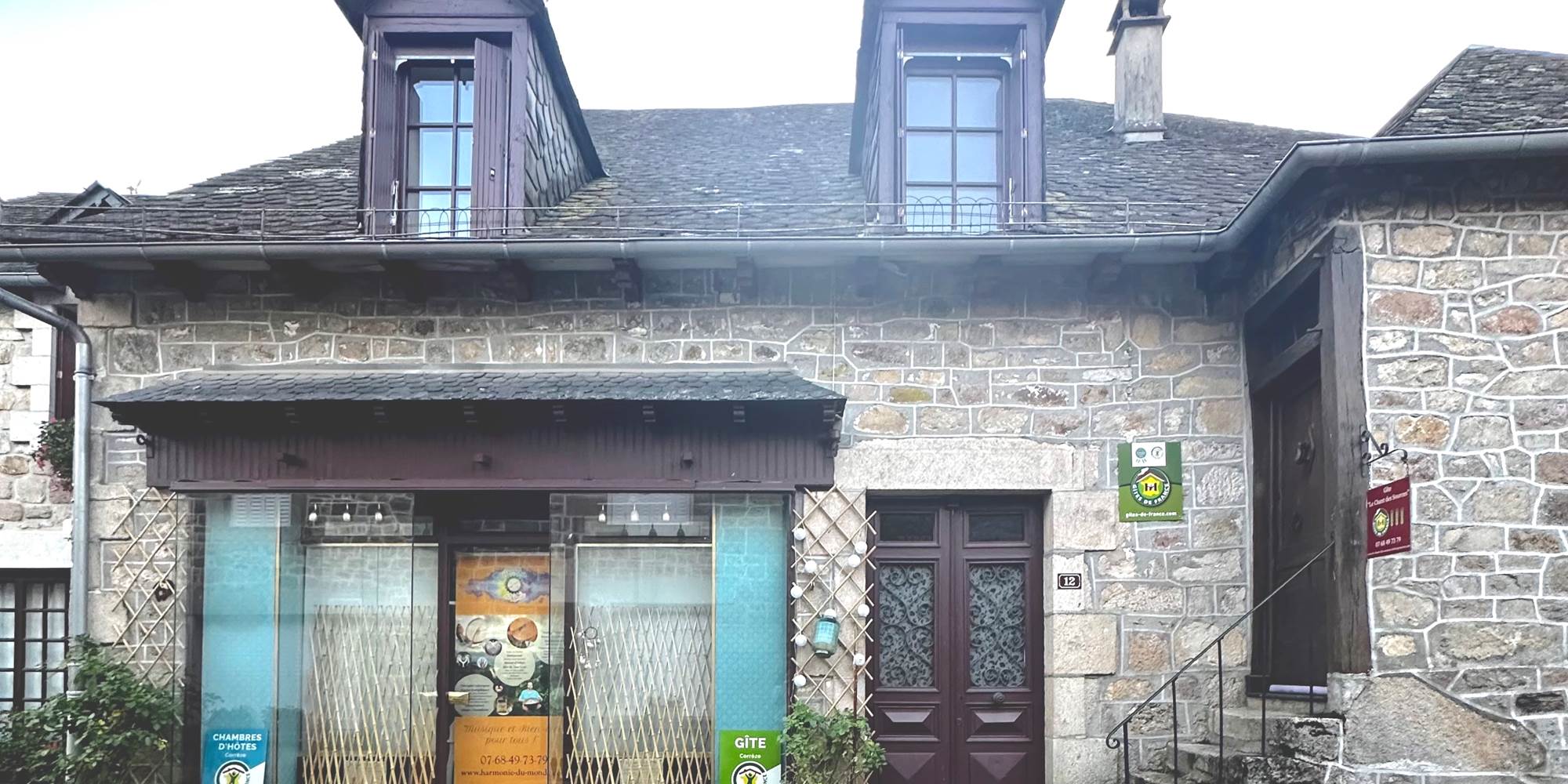 "Le Chant des Sources" : un Gîte-Appartement 1 à 7 personnes et un Gîte-Maison 1 à 4 personnes. Pouvant être loués ensemble. Salle de stage en option.