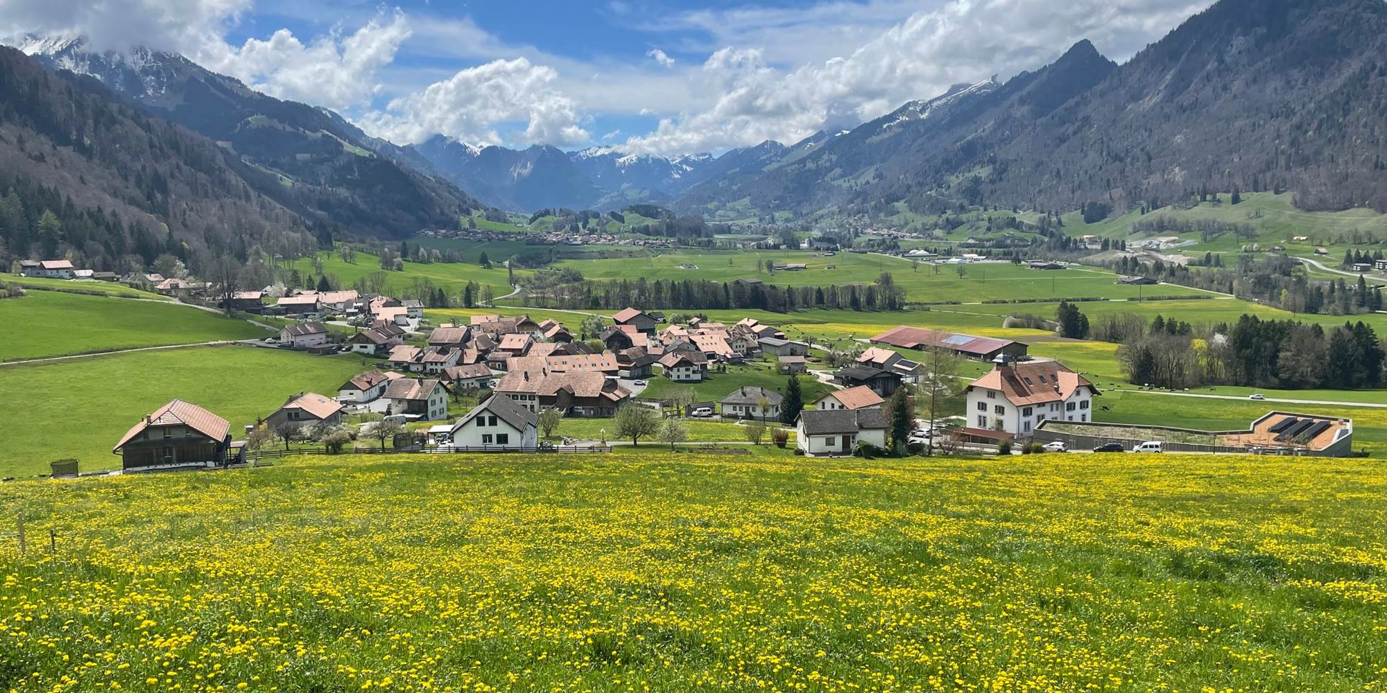 detente-terrasse-printemps-gruyere-vue-sur-vallee-montagne-weekend-suisse