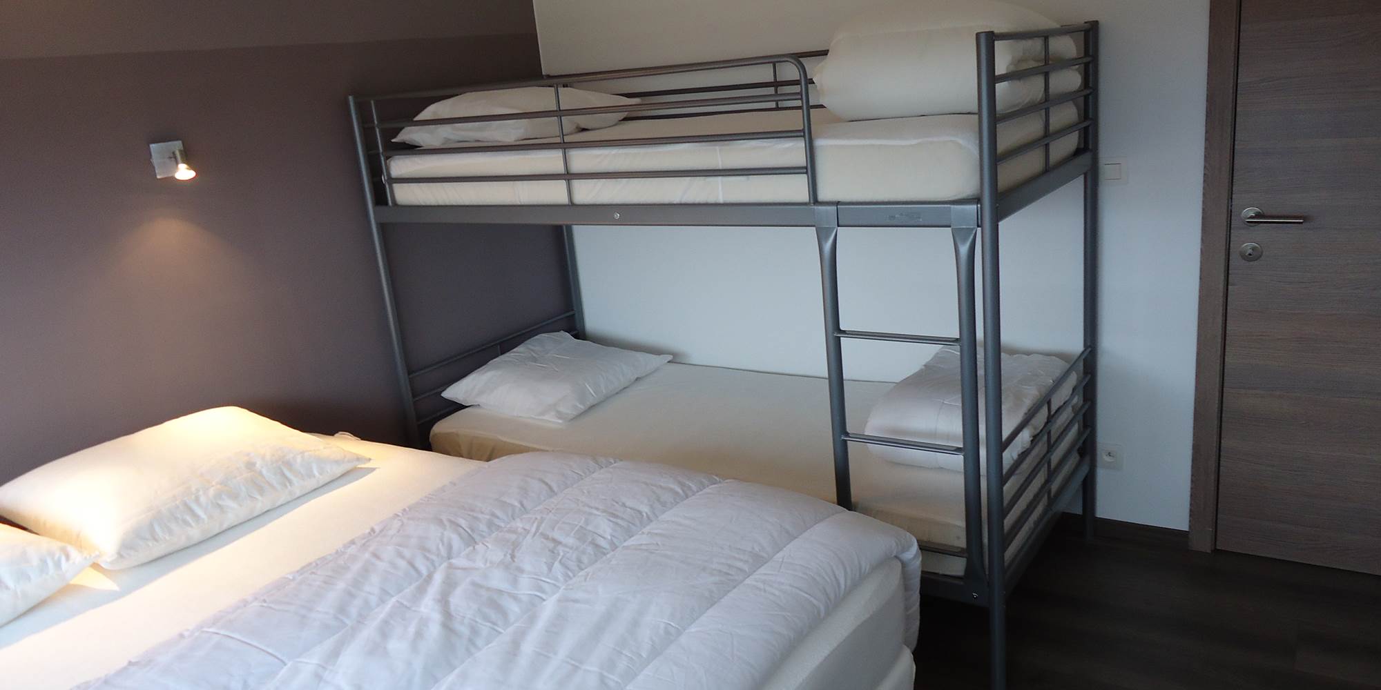 Chambre 2 avec lit double et lits superposés (photo 1)-presta