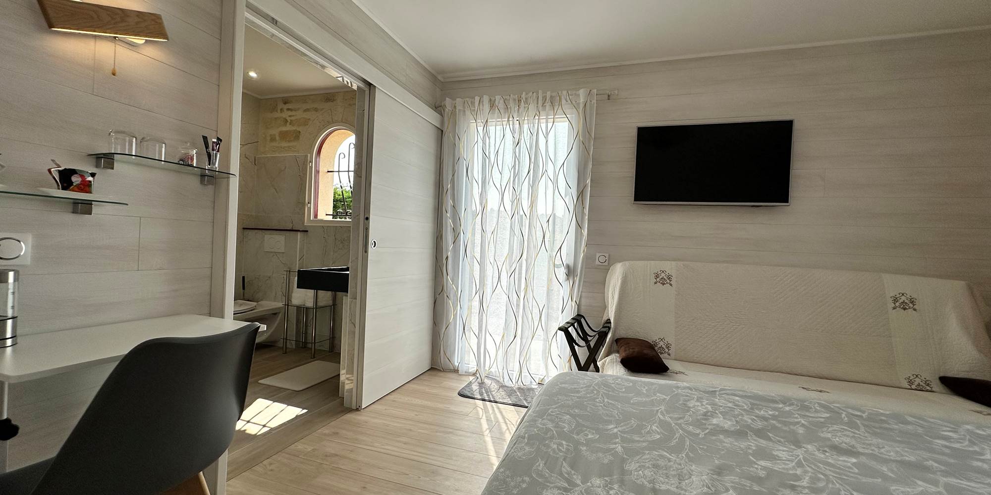 chambre-raphael-entree-independante_mas-des-anges_soussans-margaux_pmr-famille