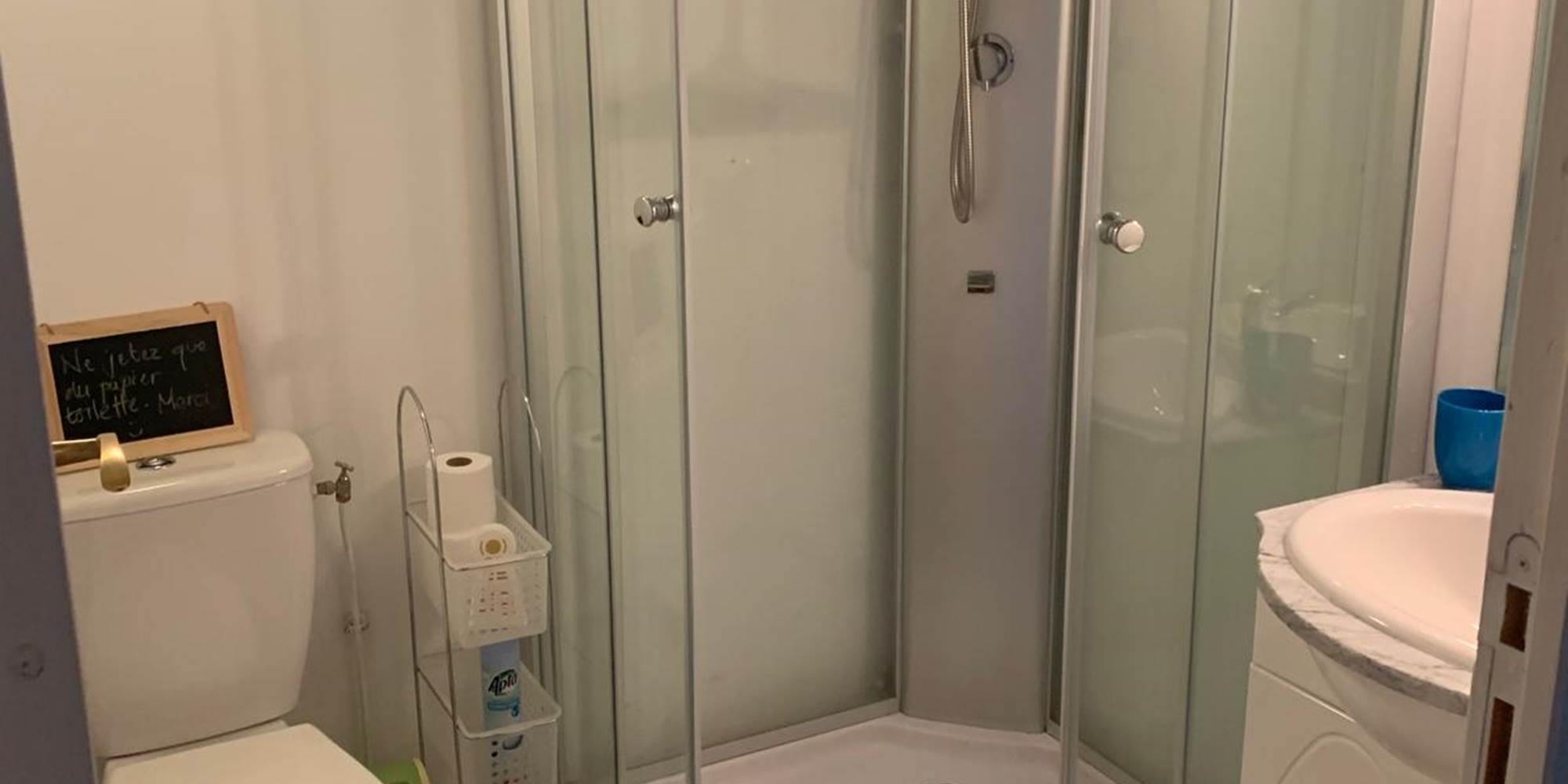 Shower room in Poppies