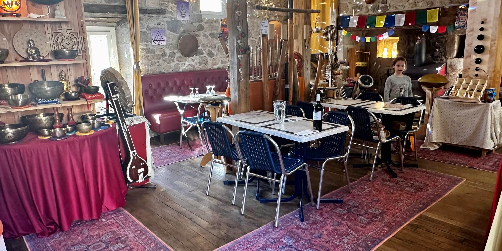 Restaurant-Boutique "Harmonie du Monde" : plats maison, produits frais majoritairement bio et locaux. Attenant à vos Gîtes "Le Chant des Sources" à Gimel-les-Cascades (19).