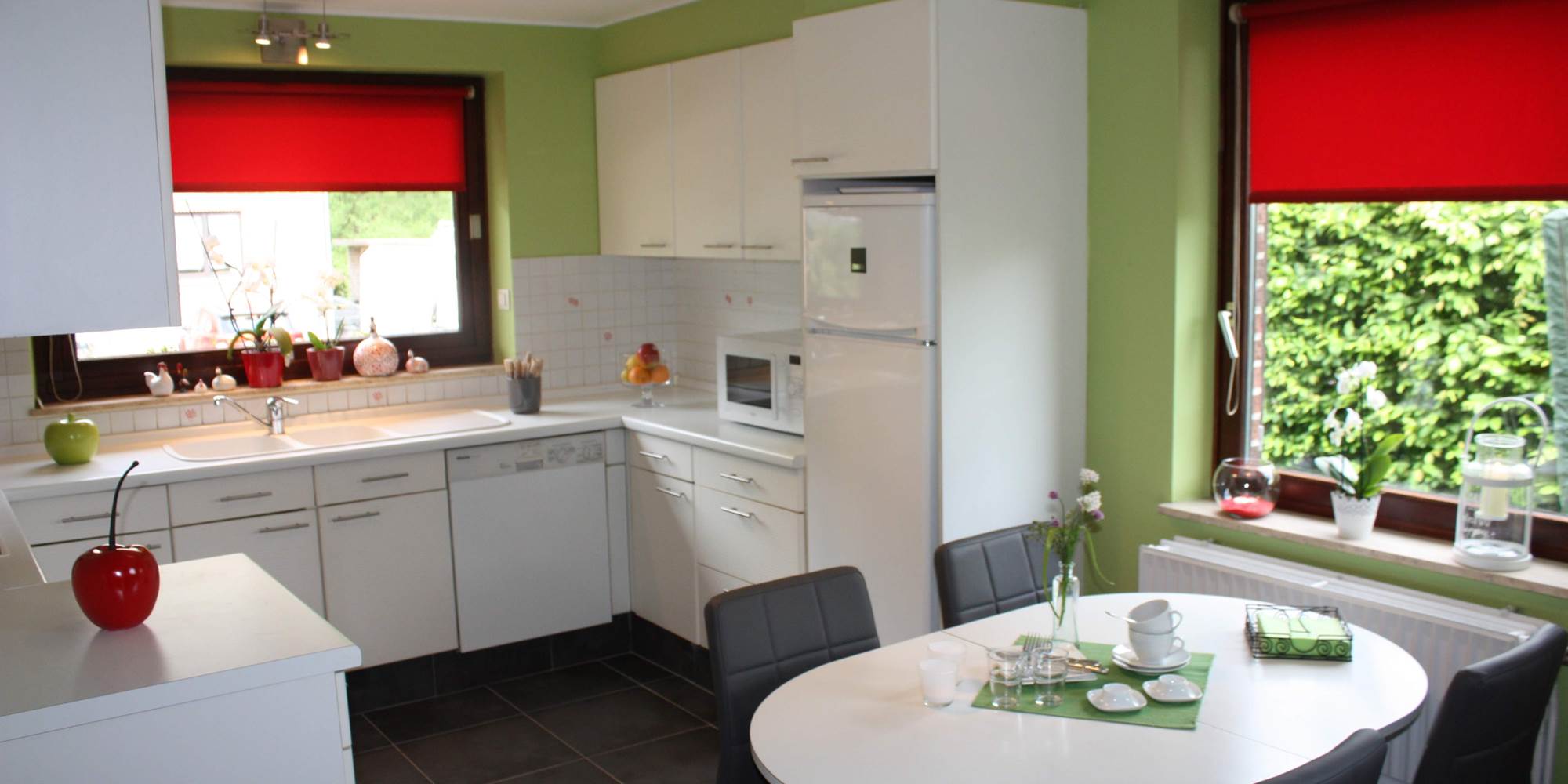 Cuisine bien équipée, coin à manger, sortie vers la terrasse