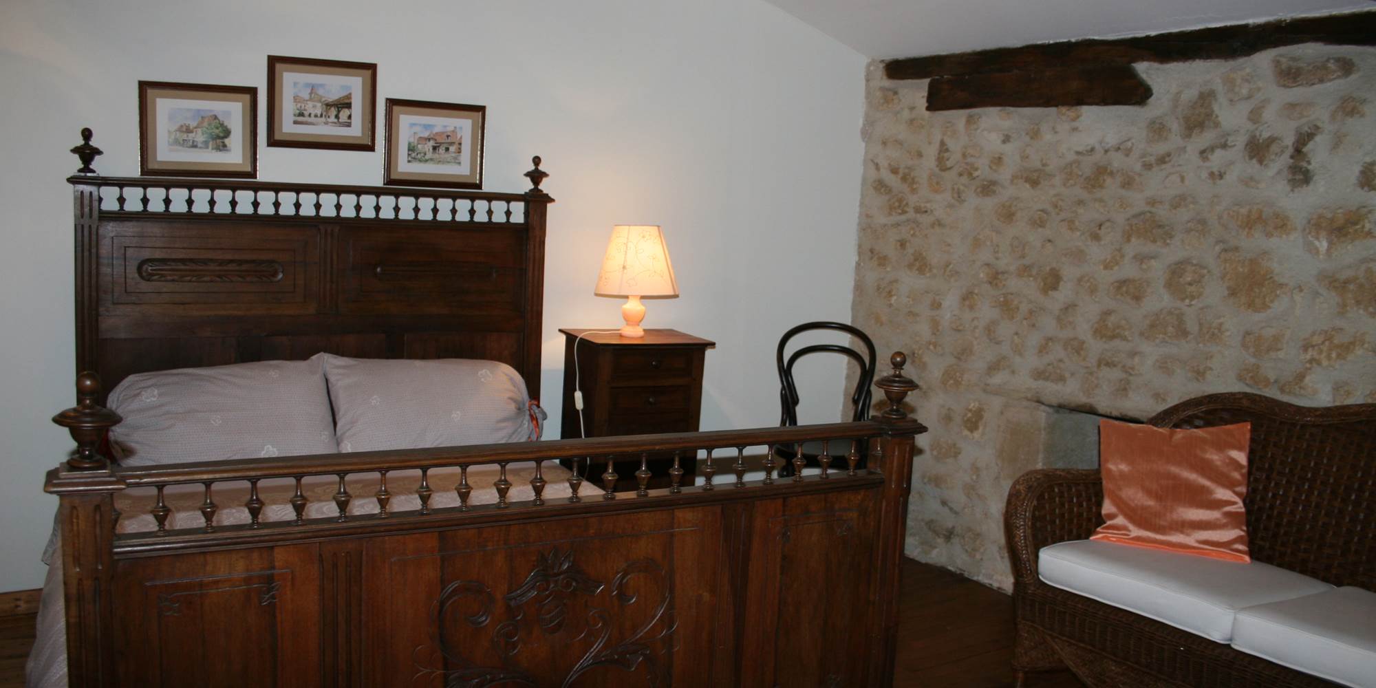 Gîte Les Roses - Chambre avec lit double et lit de bébé étage