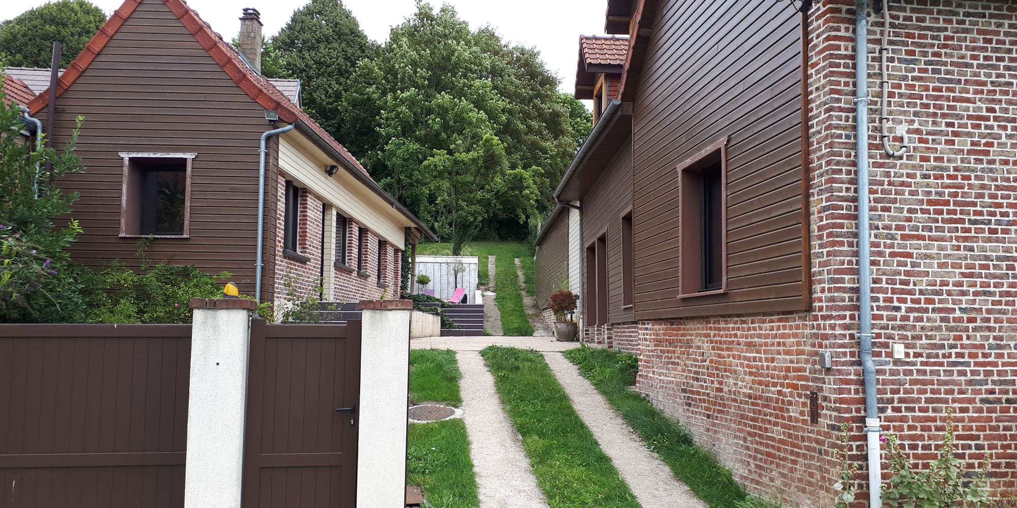 L'entrée de la propriété et le studio sur la gauche